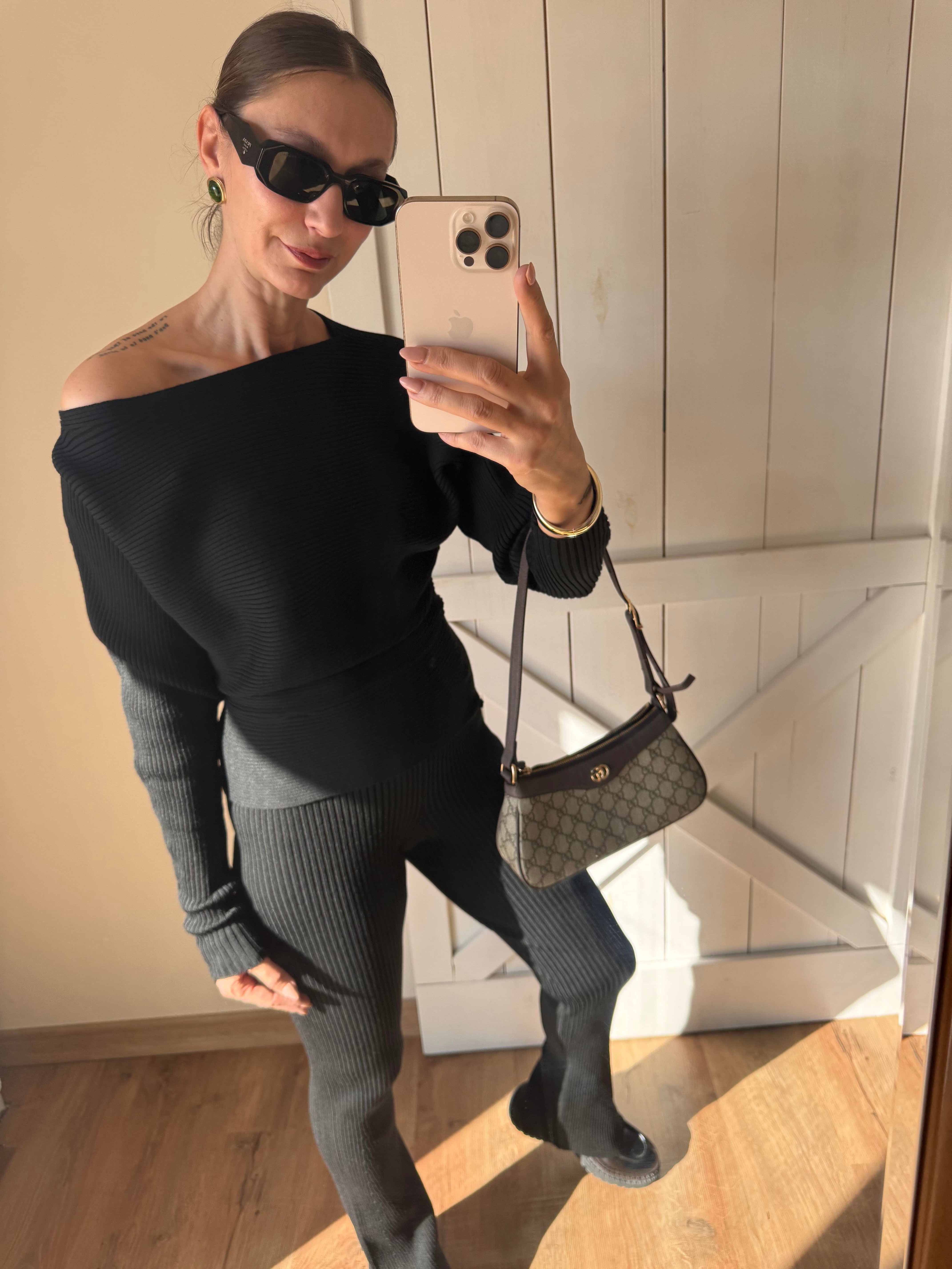 Marka Model Siyah Omuz Detaylı Triko Takım