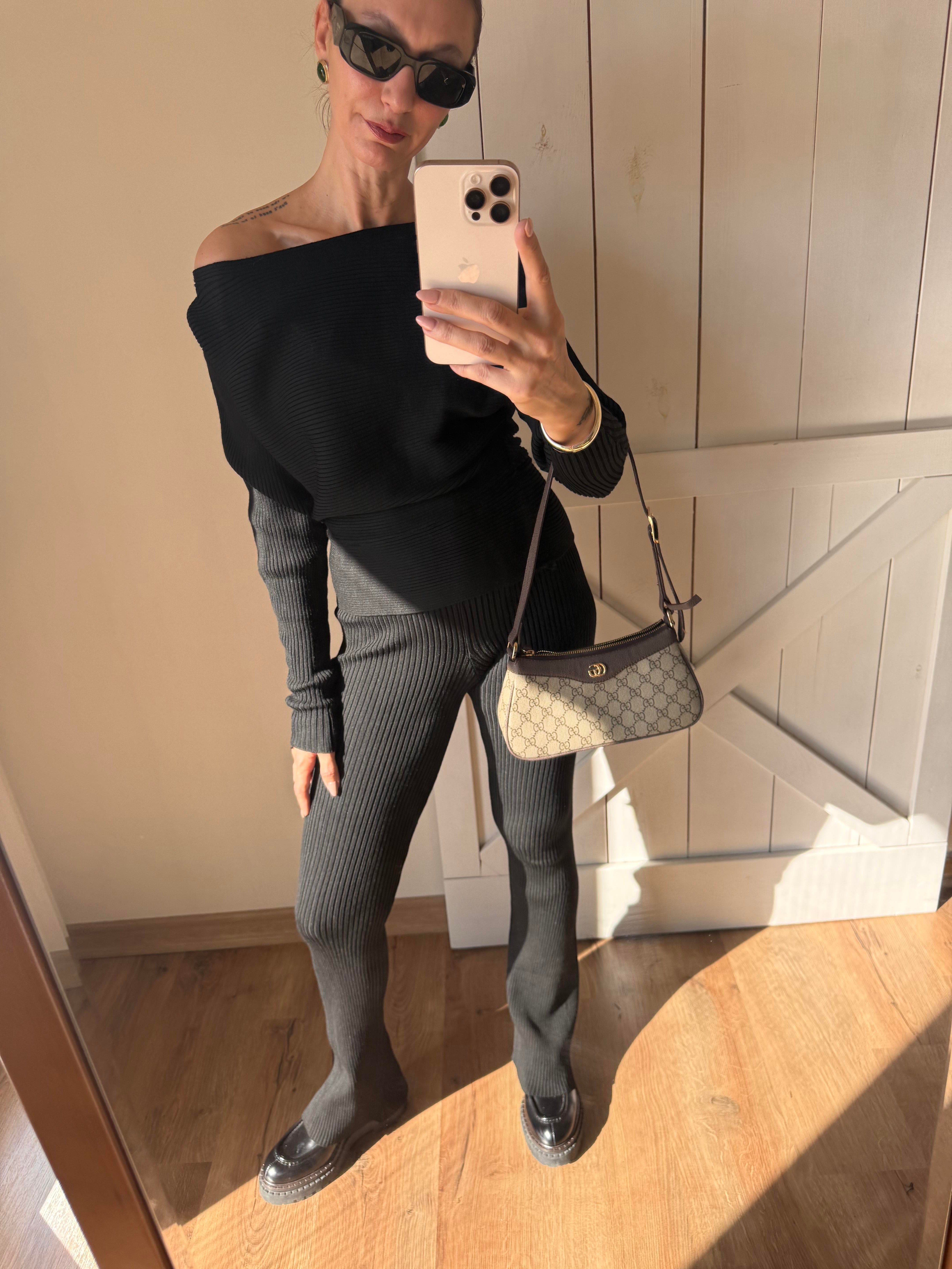 Marka Model Siyah Omuz Detaylı Triko Takım