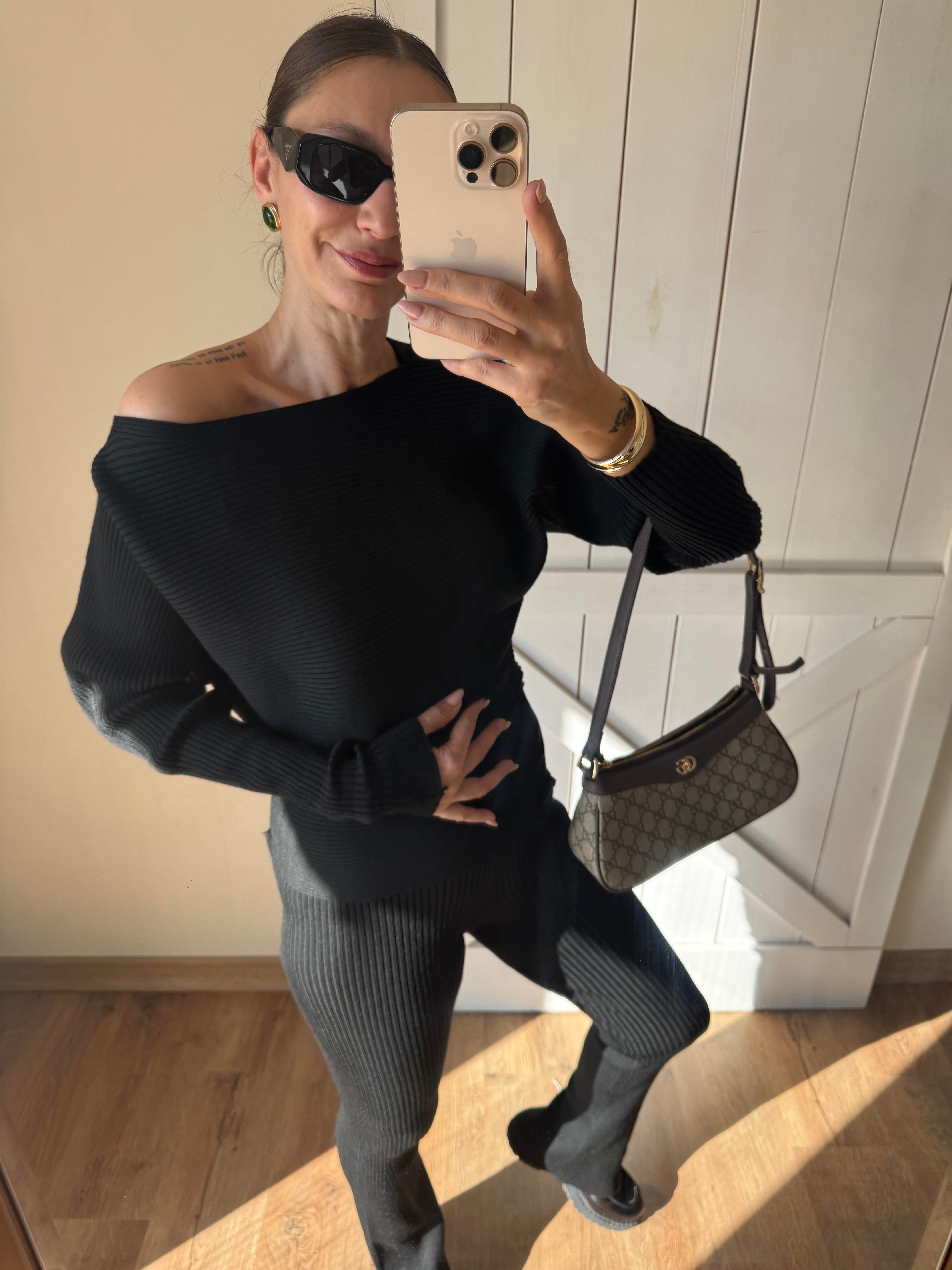 Marka Model Siyah Omuz Detaylı Triko Takım