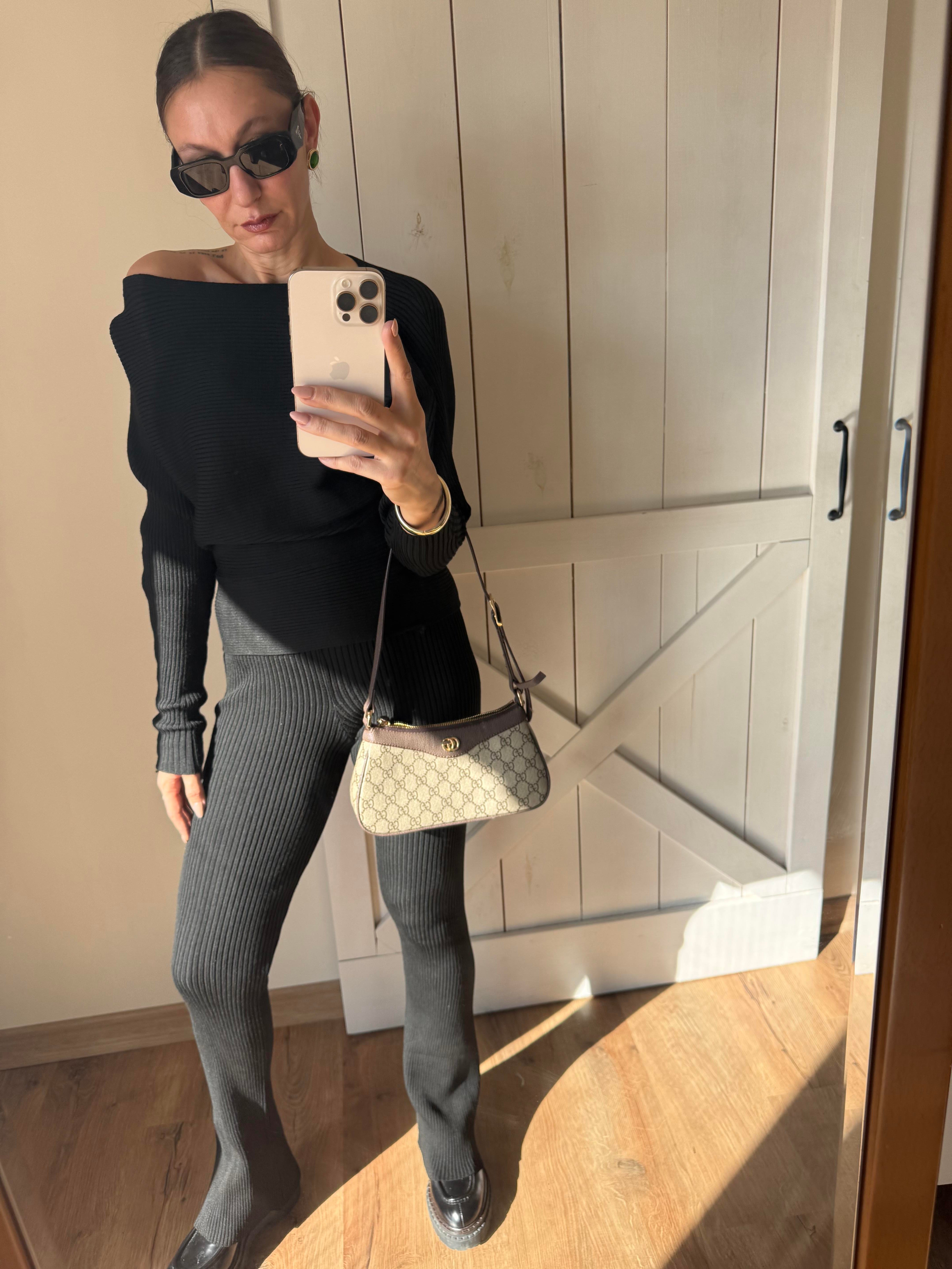 Marka Model Siyah Omuz Detaylı Triko Takım