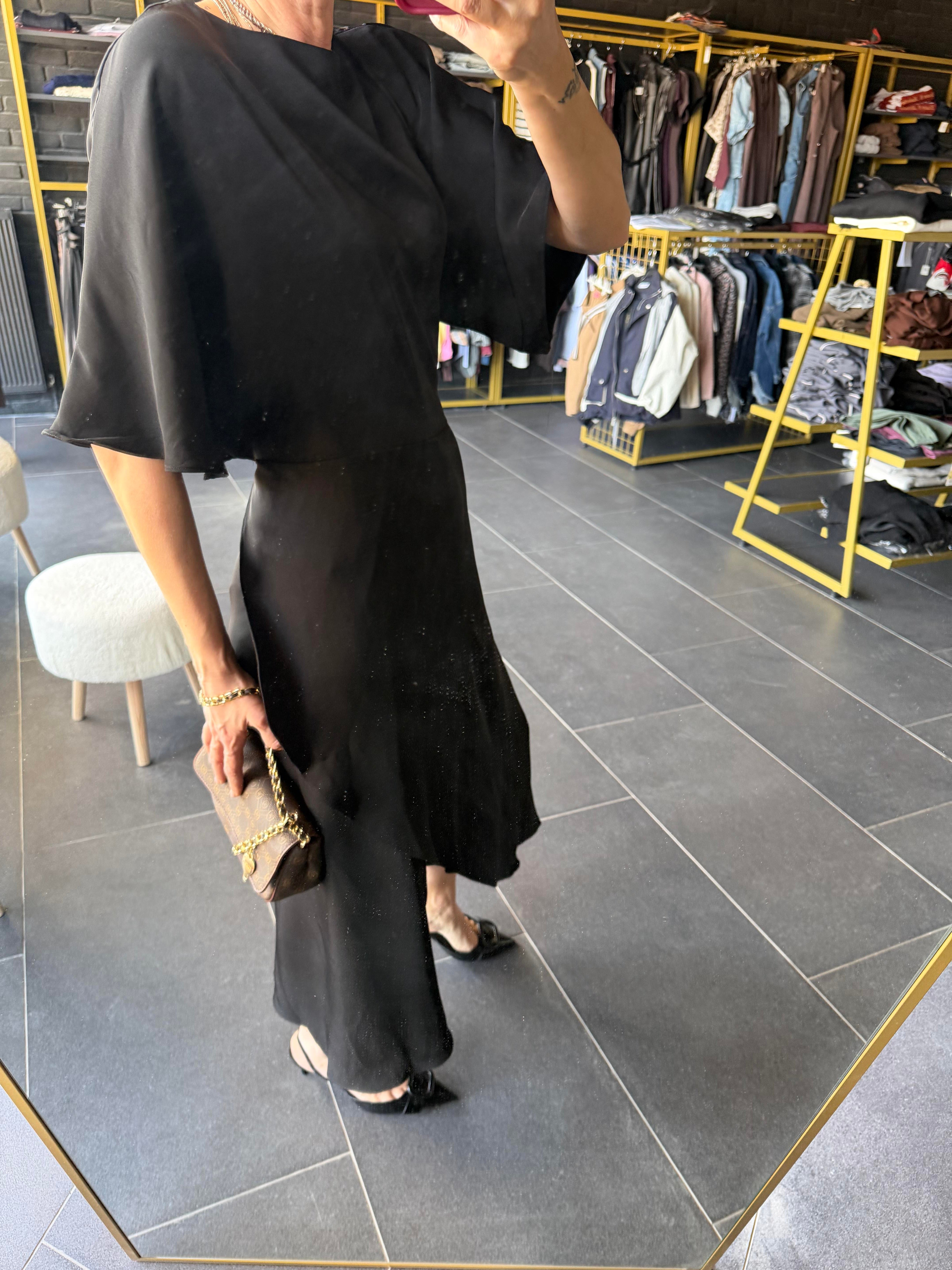 Massi BeldenSiyah Lastik Geçirmeli Yırtmaçlı Yarasa Kol Maxi Elbise