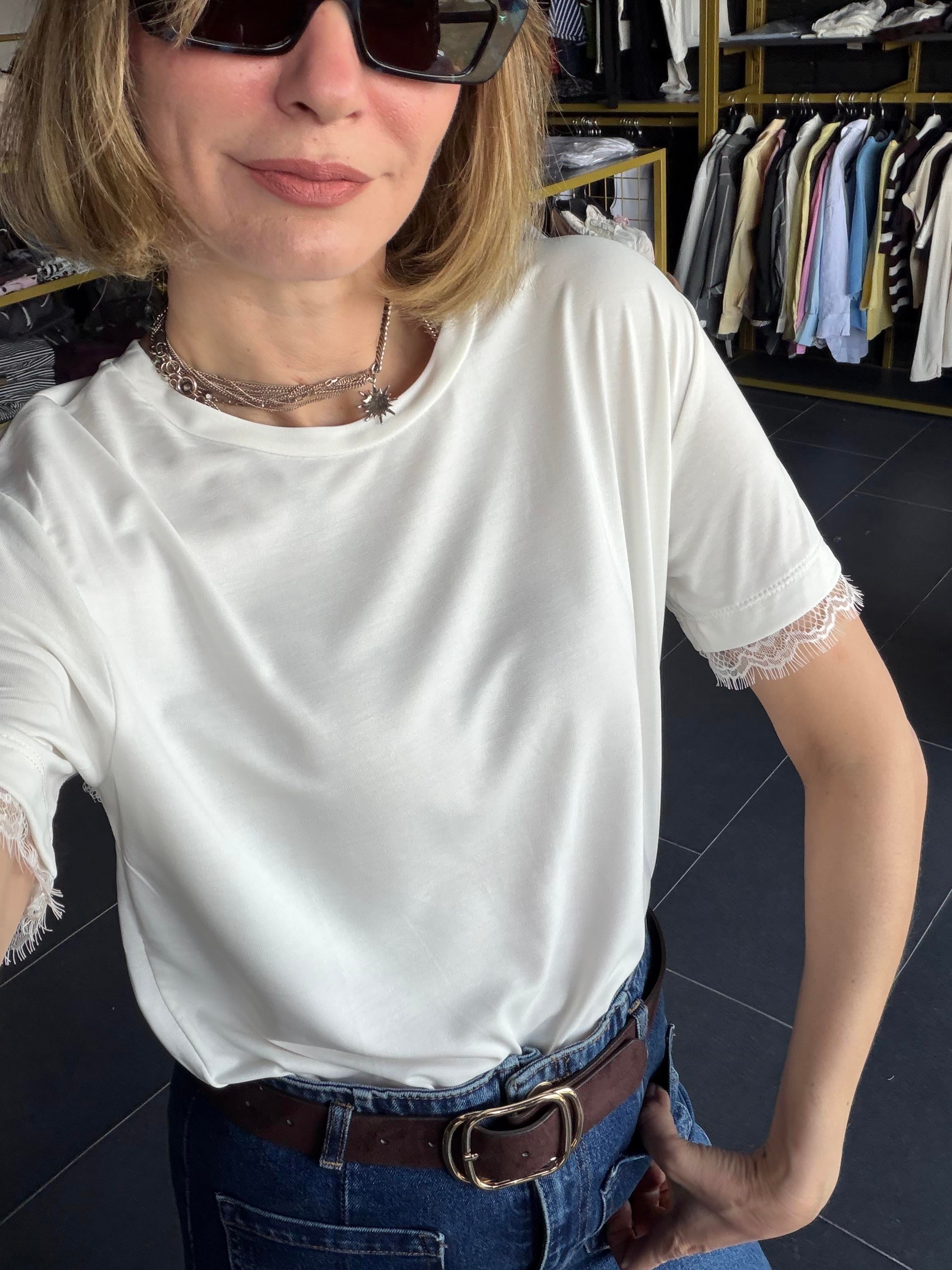 Massi Kol Dantel Detaylı Beyaz Tshirt