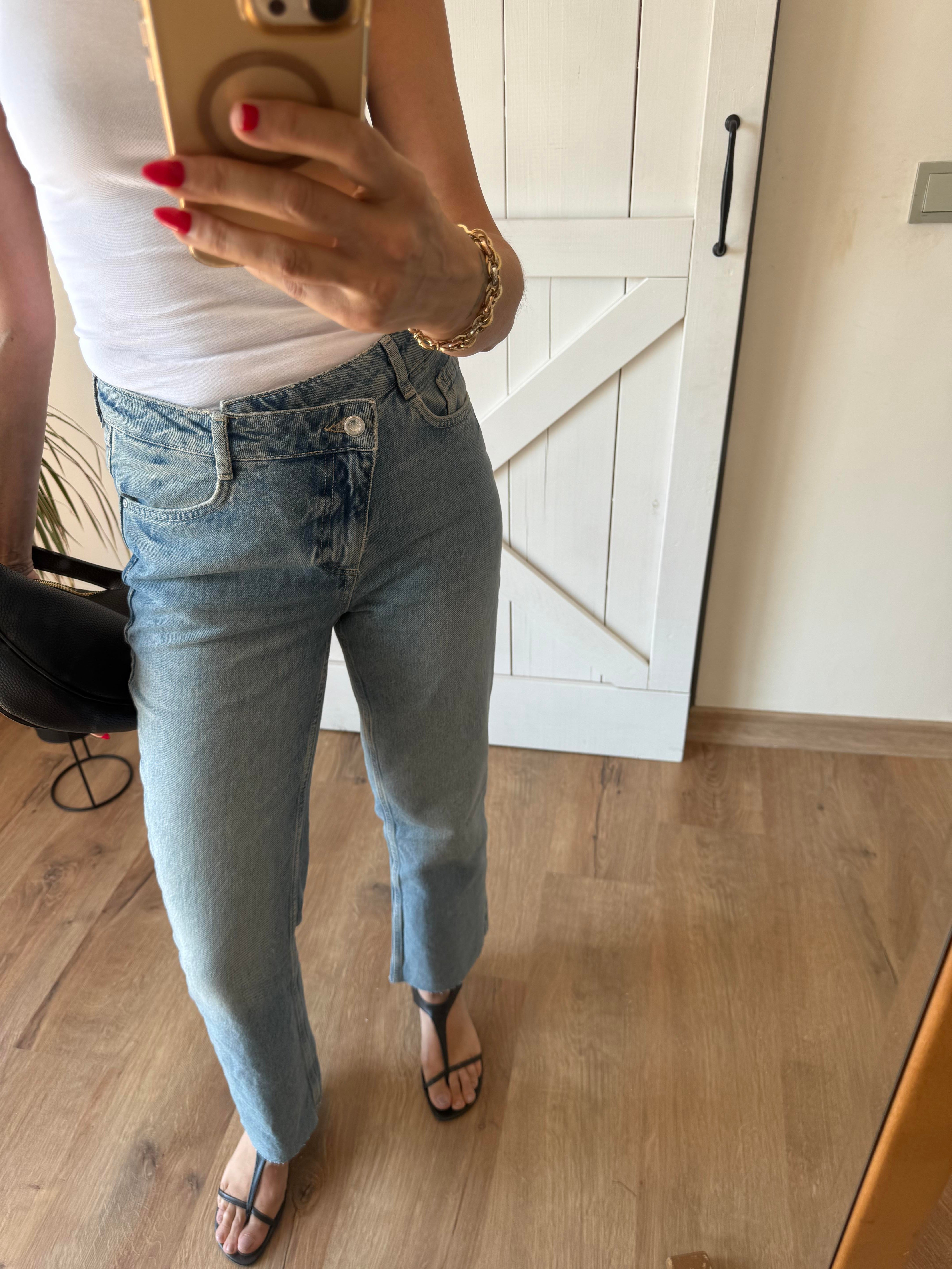 Mavi Asimetrik Bel Detaylı Kesik Paça Jean