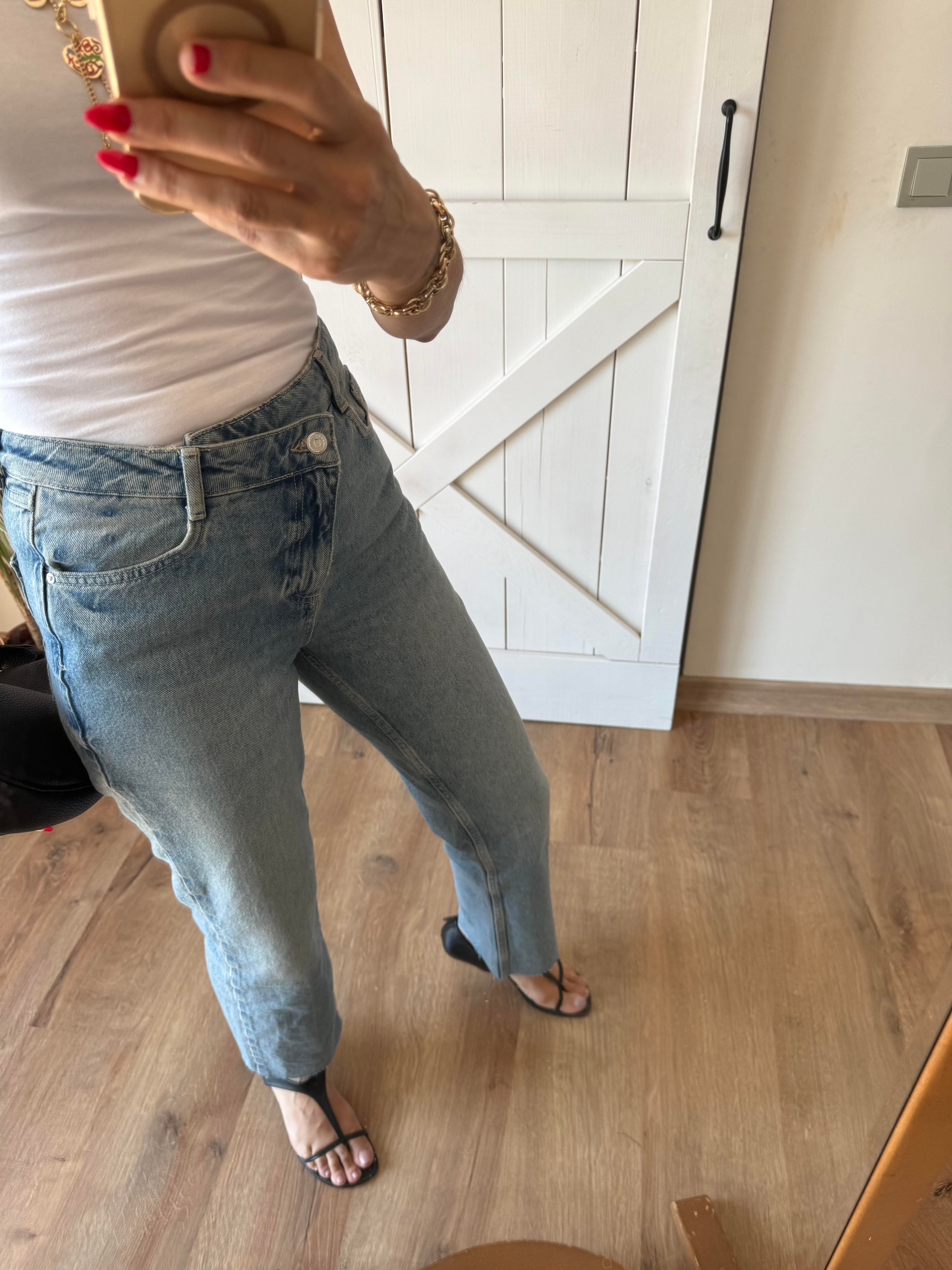 Mavi Asimetrik Bel Detaylı Kesik Paça Jean