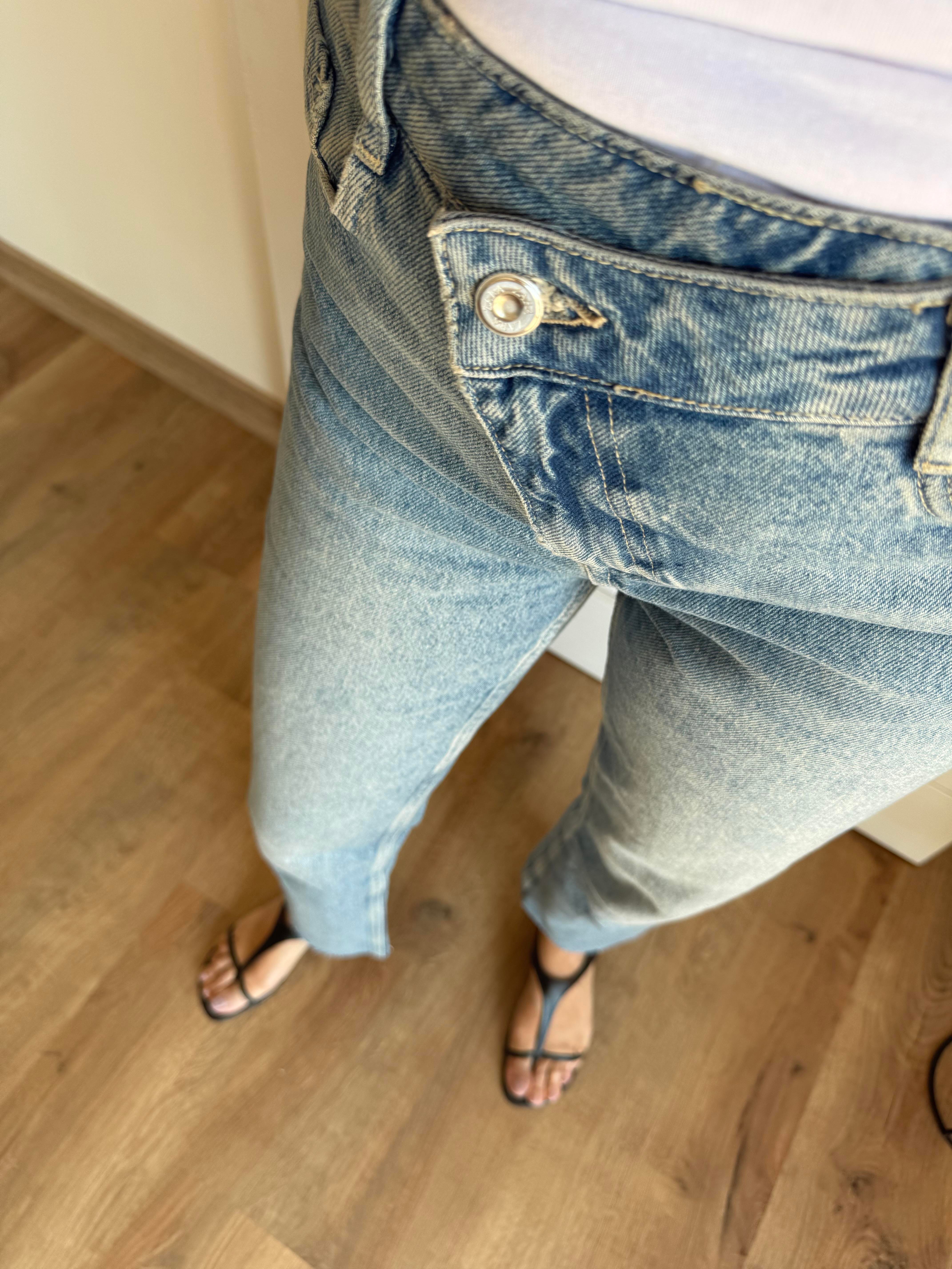 Mavi Asimetrik Bel Detaylı Kesik Paça Jean