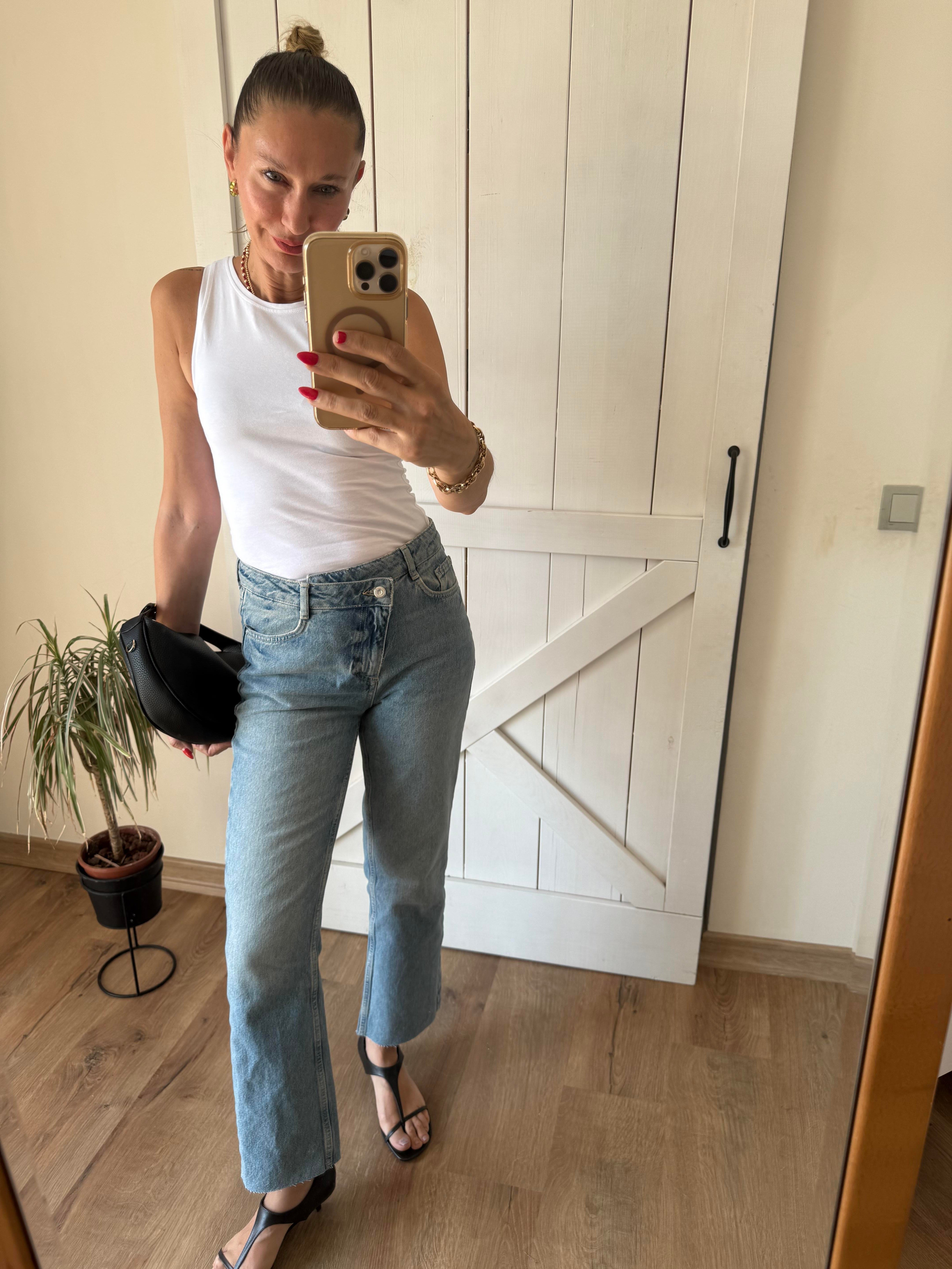 Mavi Asimetrik Bel Detaylı Kesik Paça Jean