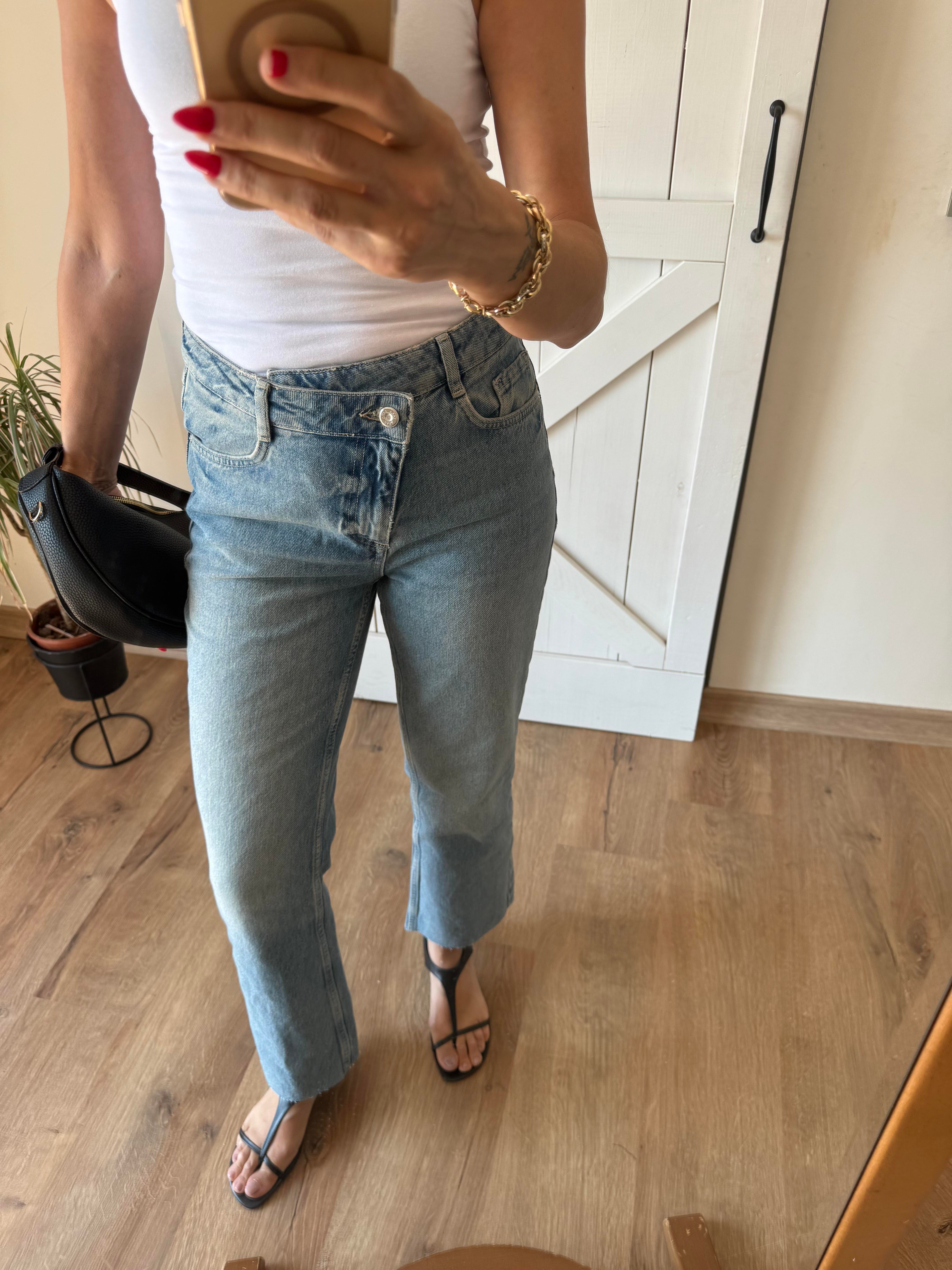 Mavi Asimetrik Bel Detaylı Kesik Paça Jean