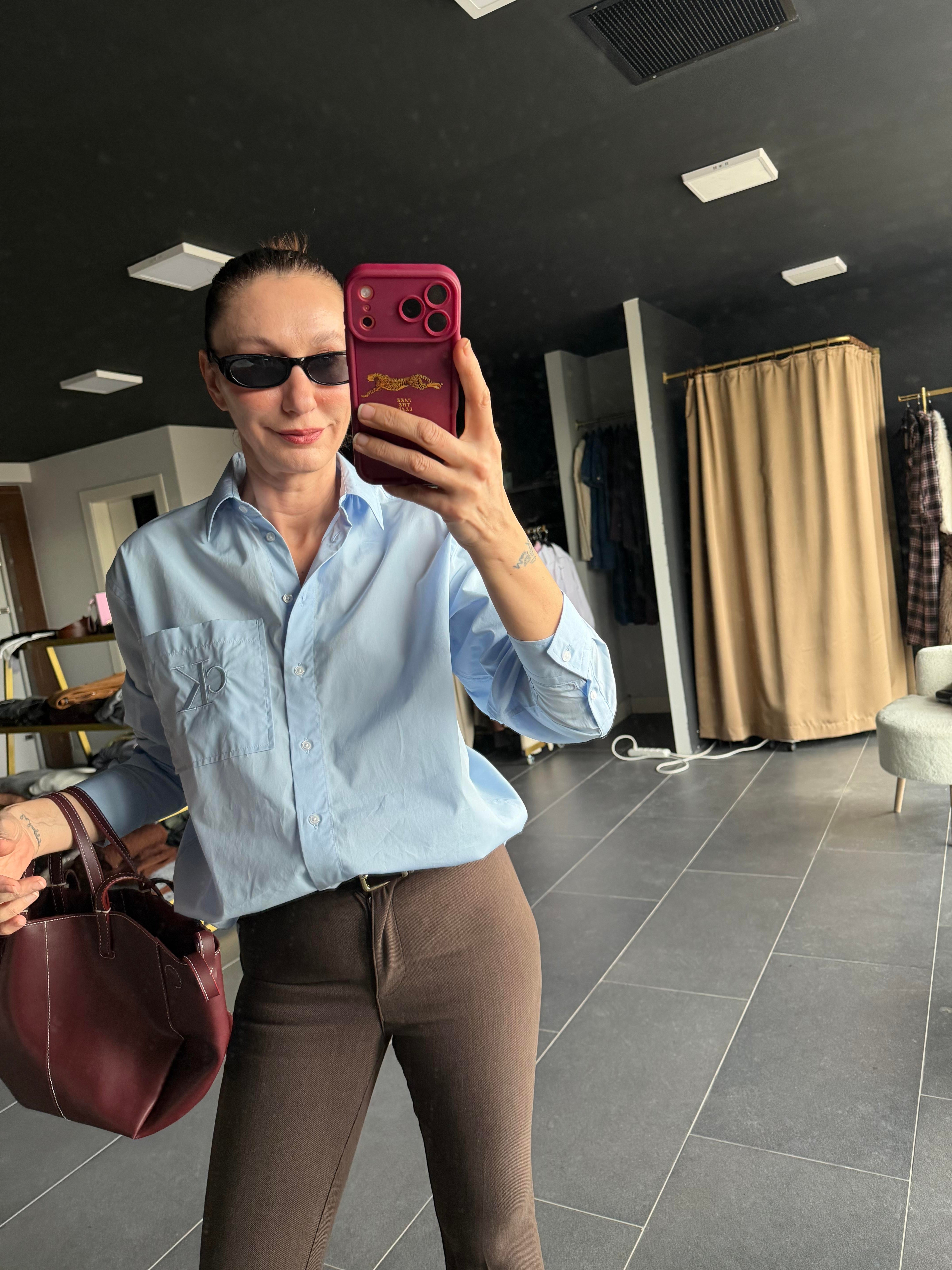 Mavi Cebi Nakışlı Etek Ucu Dalgalı Premium Gömlek