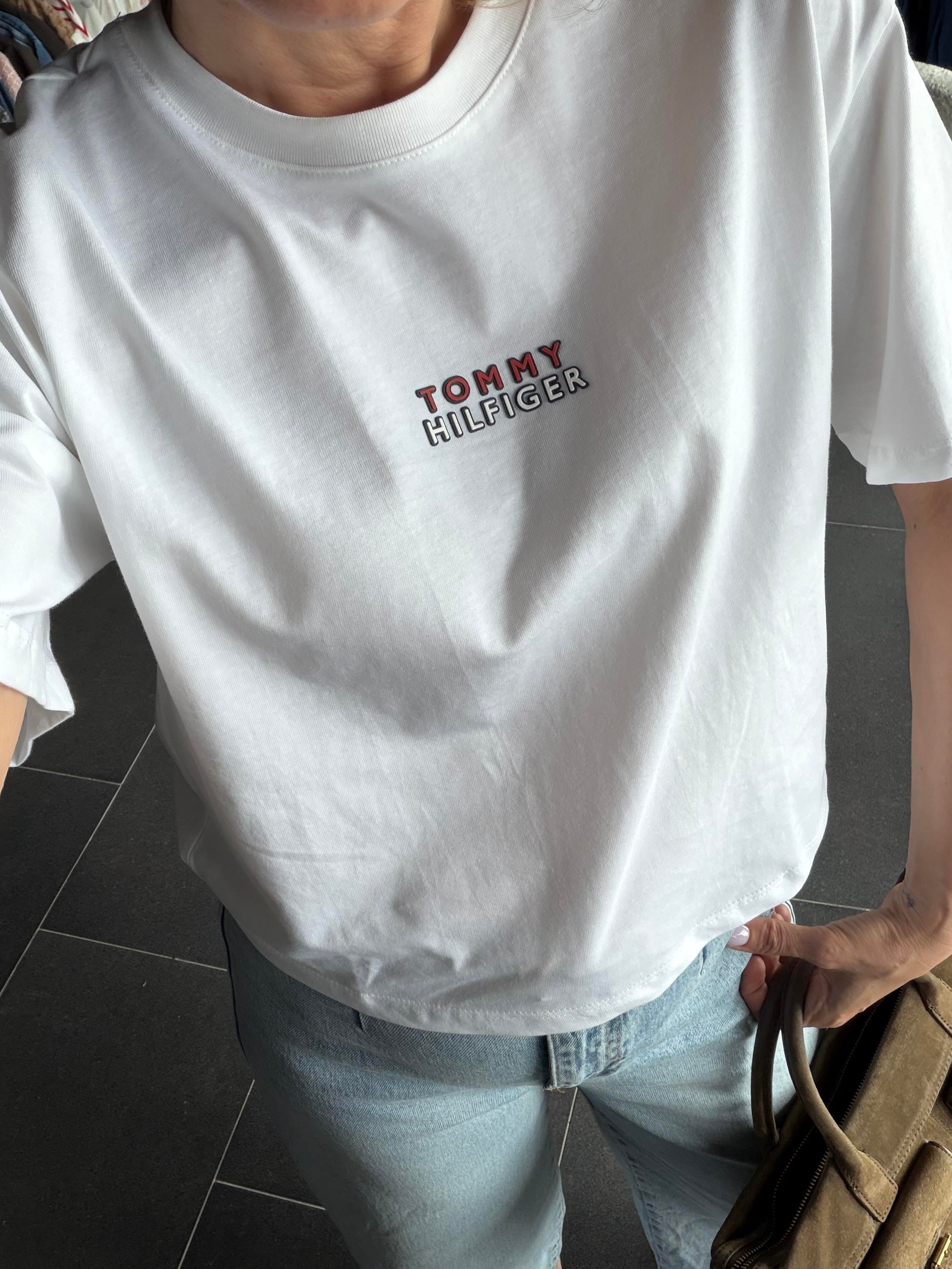 Minimal Kabartma Logolu Beyaz Tshirt