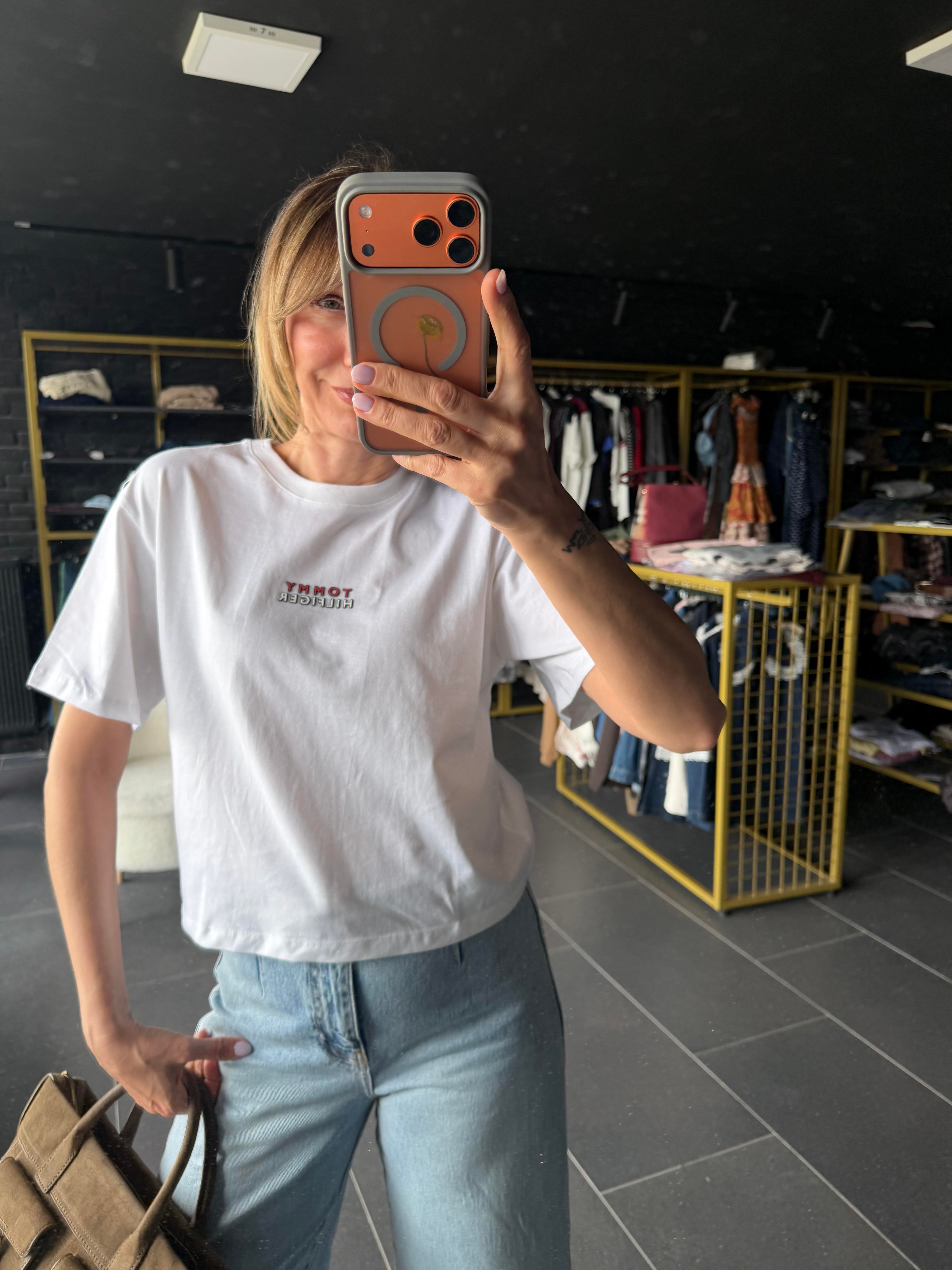 Minimal Kabartma Logolu Beyaz Tshirt