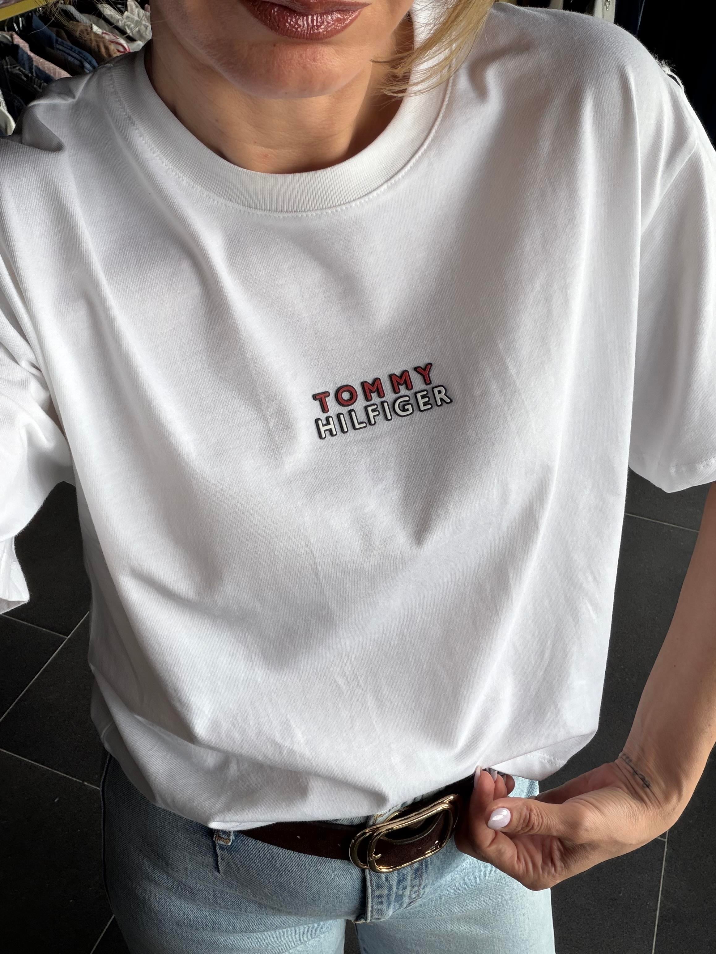 Minimal Kabartma Logolu Beyaz Tshirt