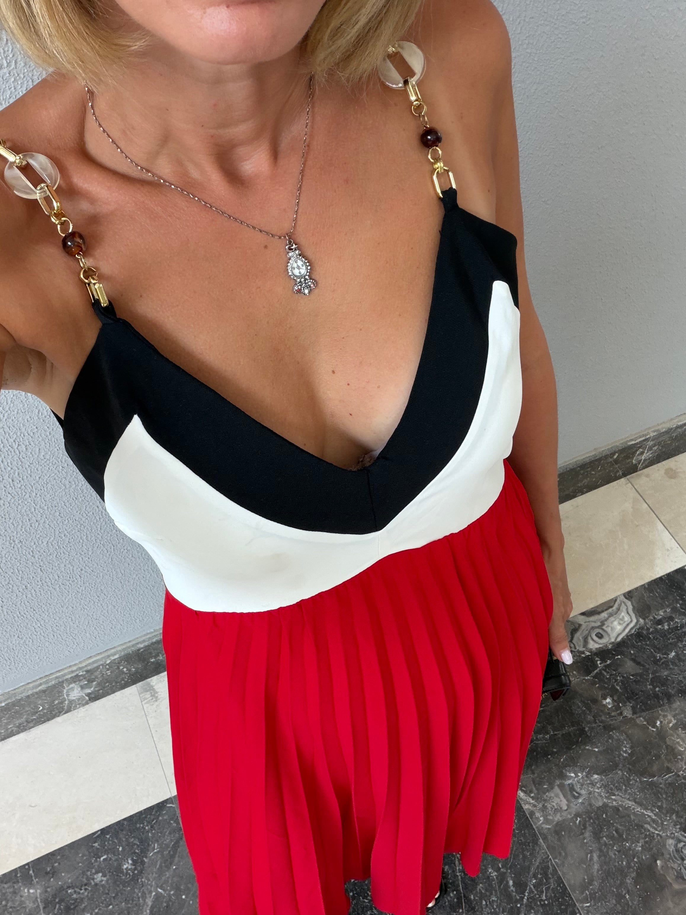 Moore Orijinal Model, Aksesuar Askılı Kırmızı & Siyah Mix Piliseli Elbise