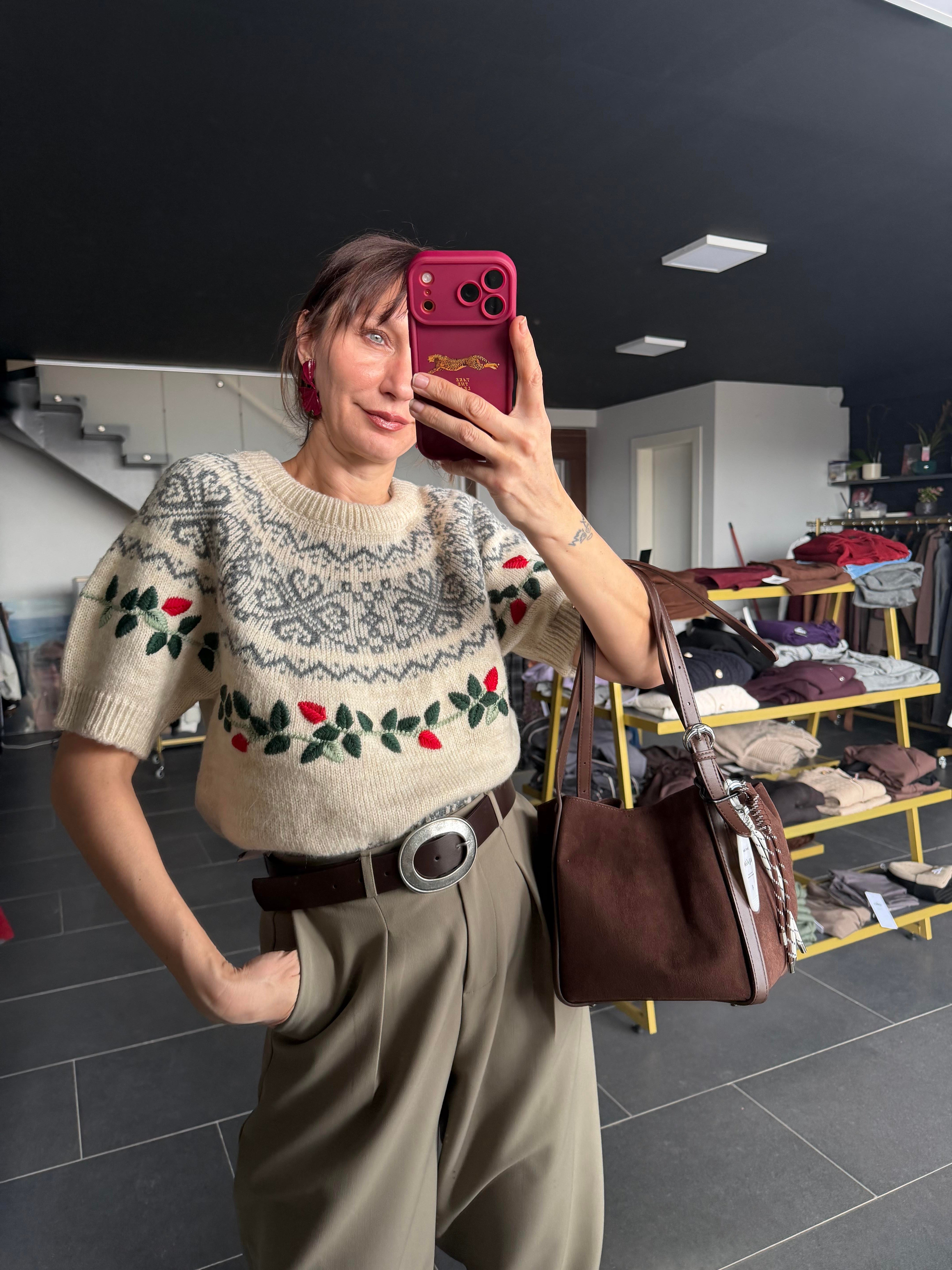 Nakış İşlemeli Yarım Kol Kazak