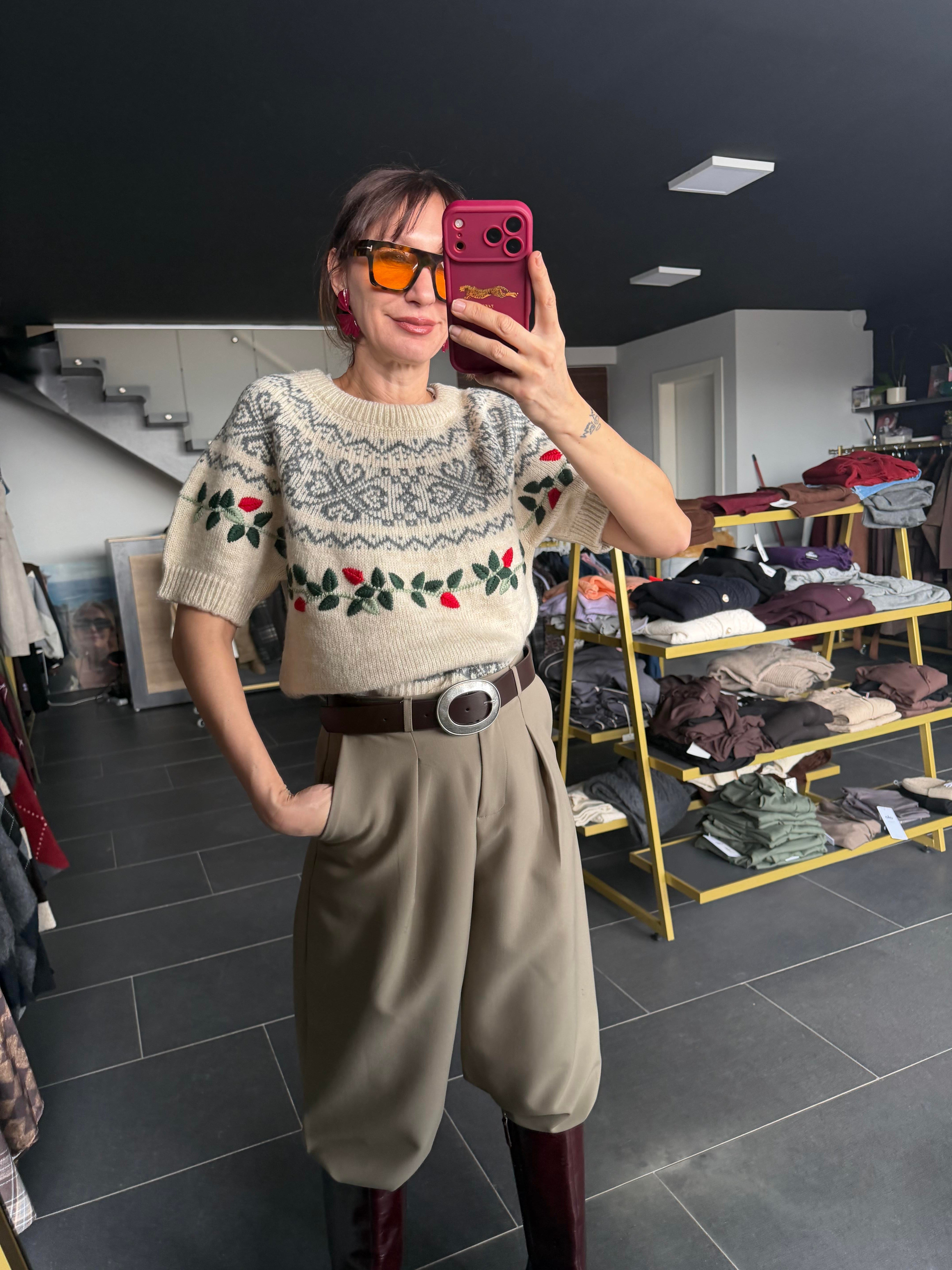 Nakış İşlemeli Yarım Kol Kazak