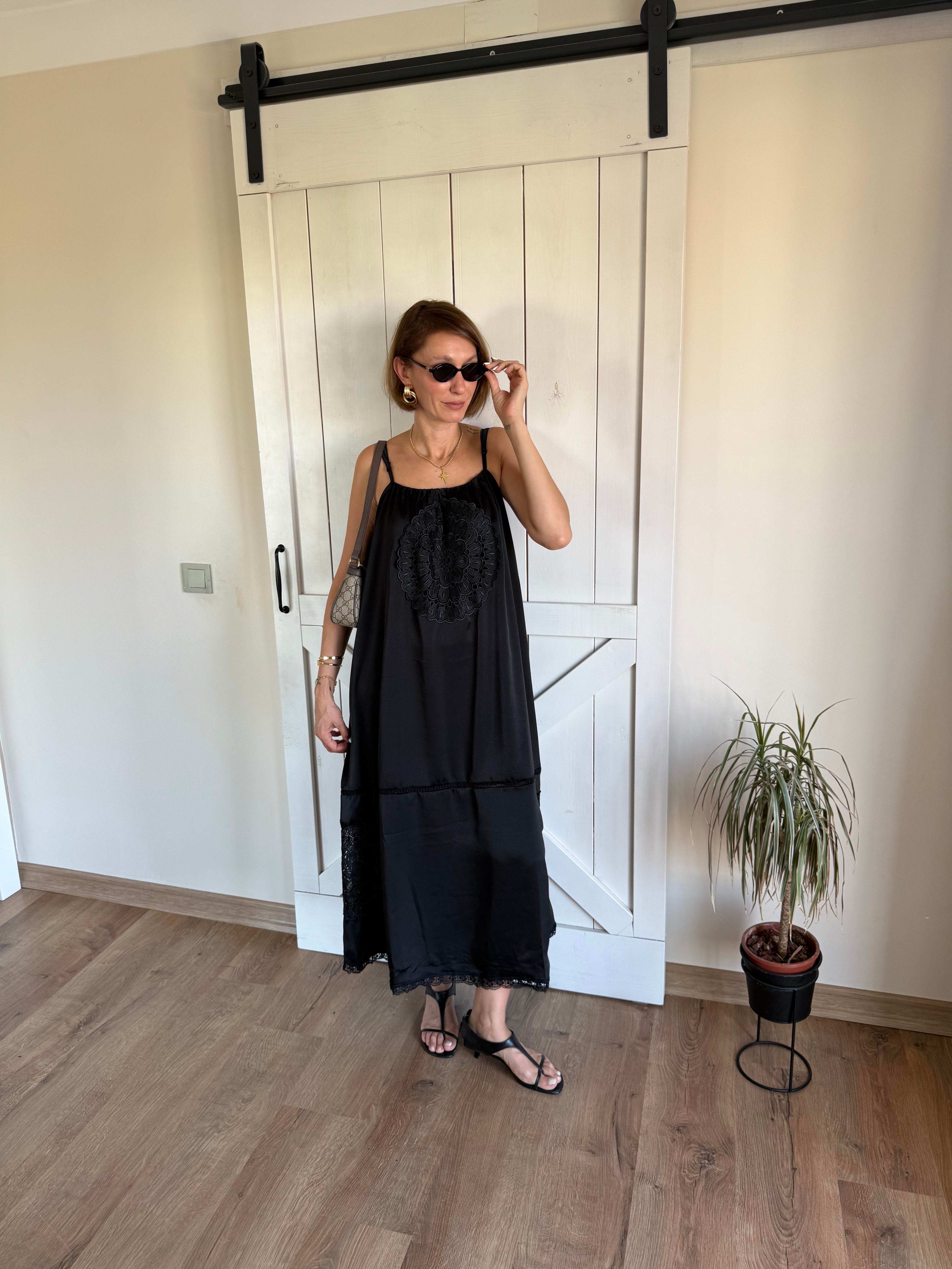 Nakışlı Siyah Elbise