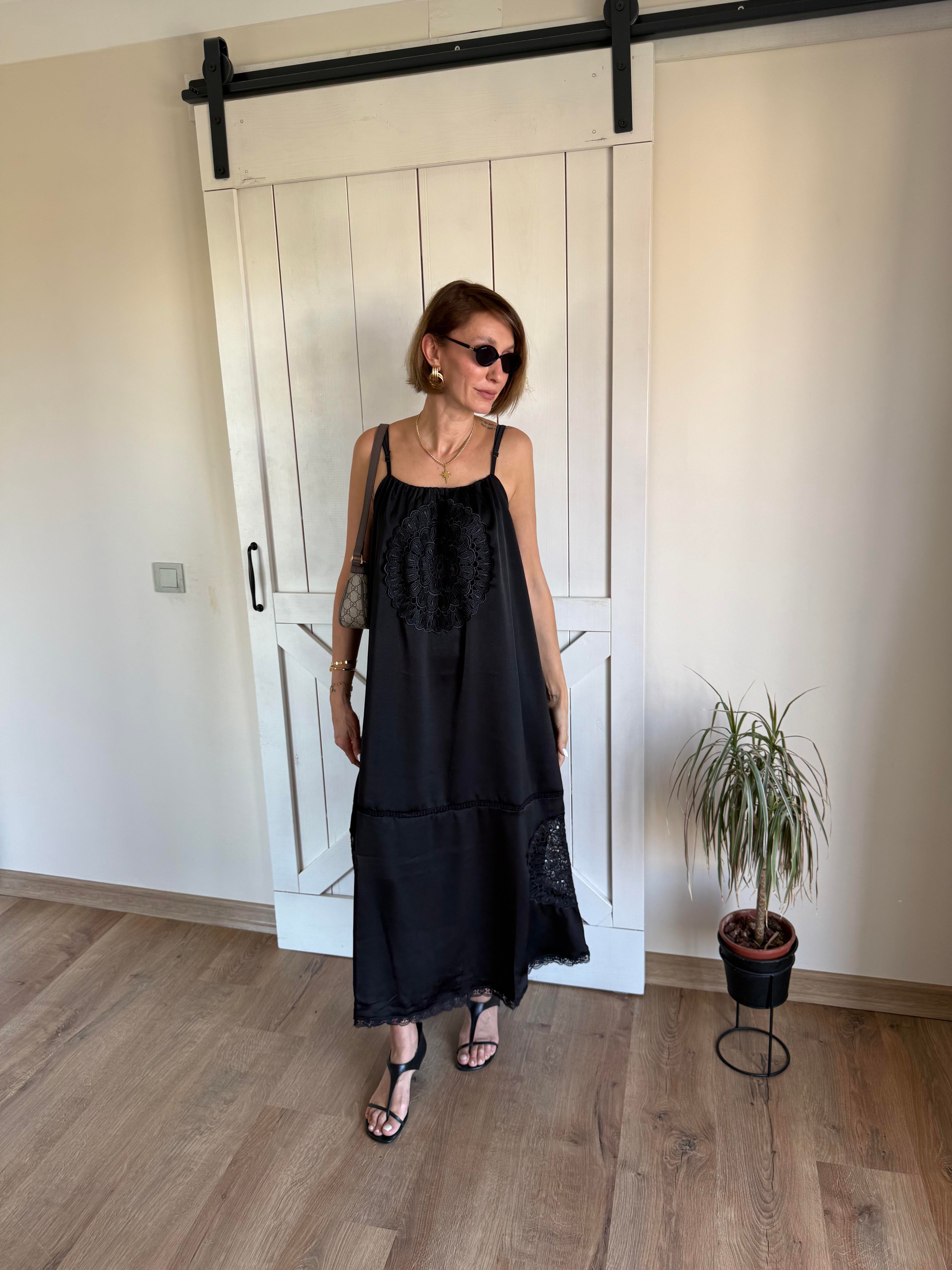 Nakışlı Siyah Elbise