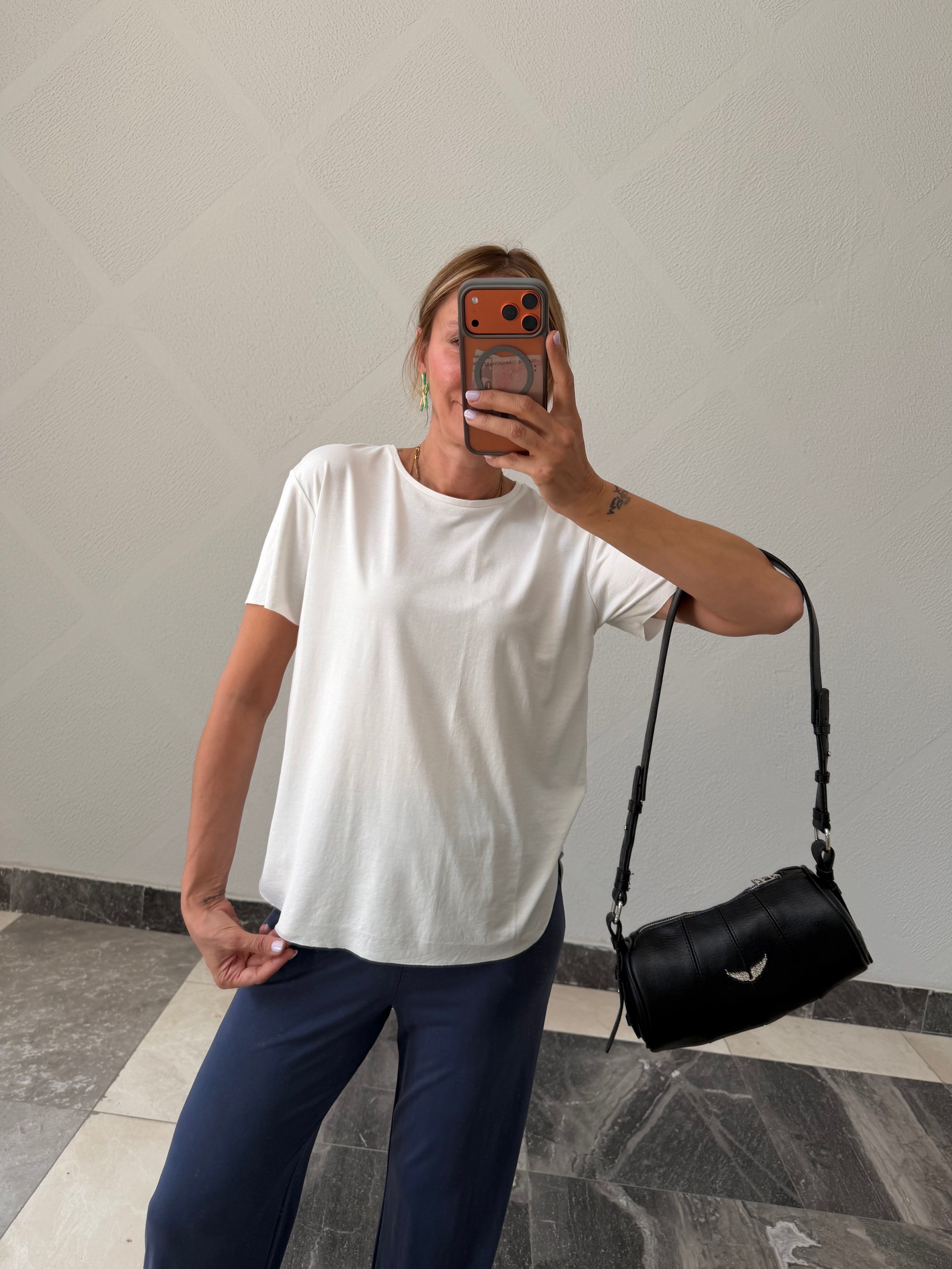 Oyş  Etek Ucu Dalgalı Beyaz Tshirt