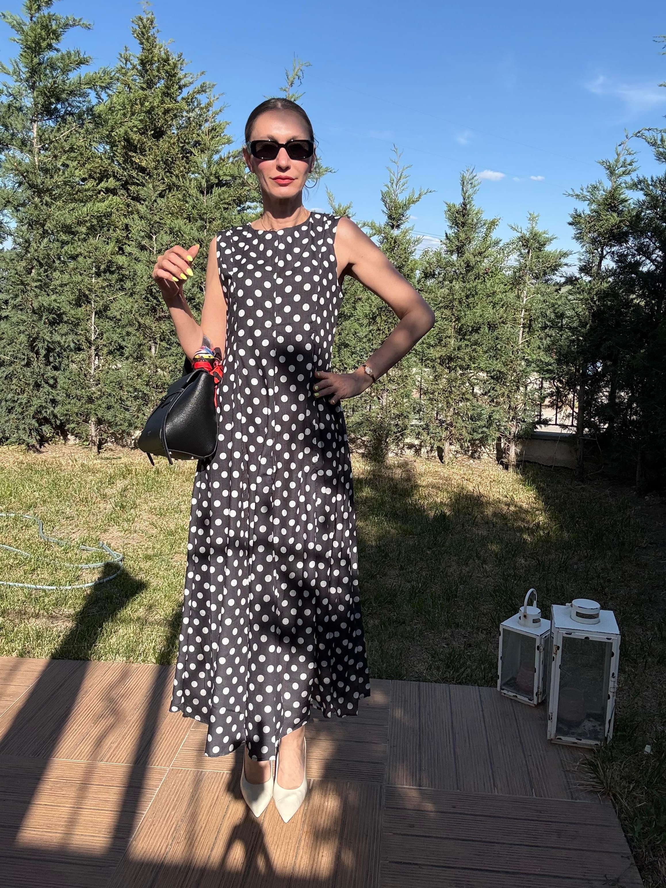 Siyah- Beyaz Sıfır Kol Belden Oturmalı Puantiyeli Elbise