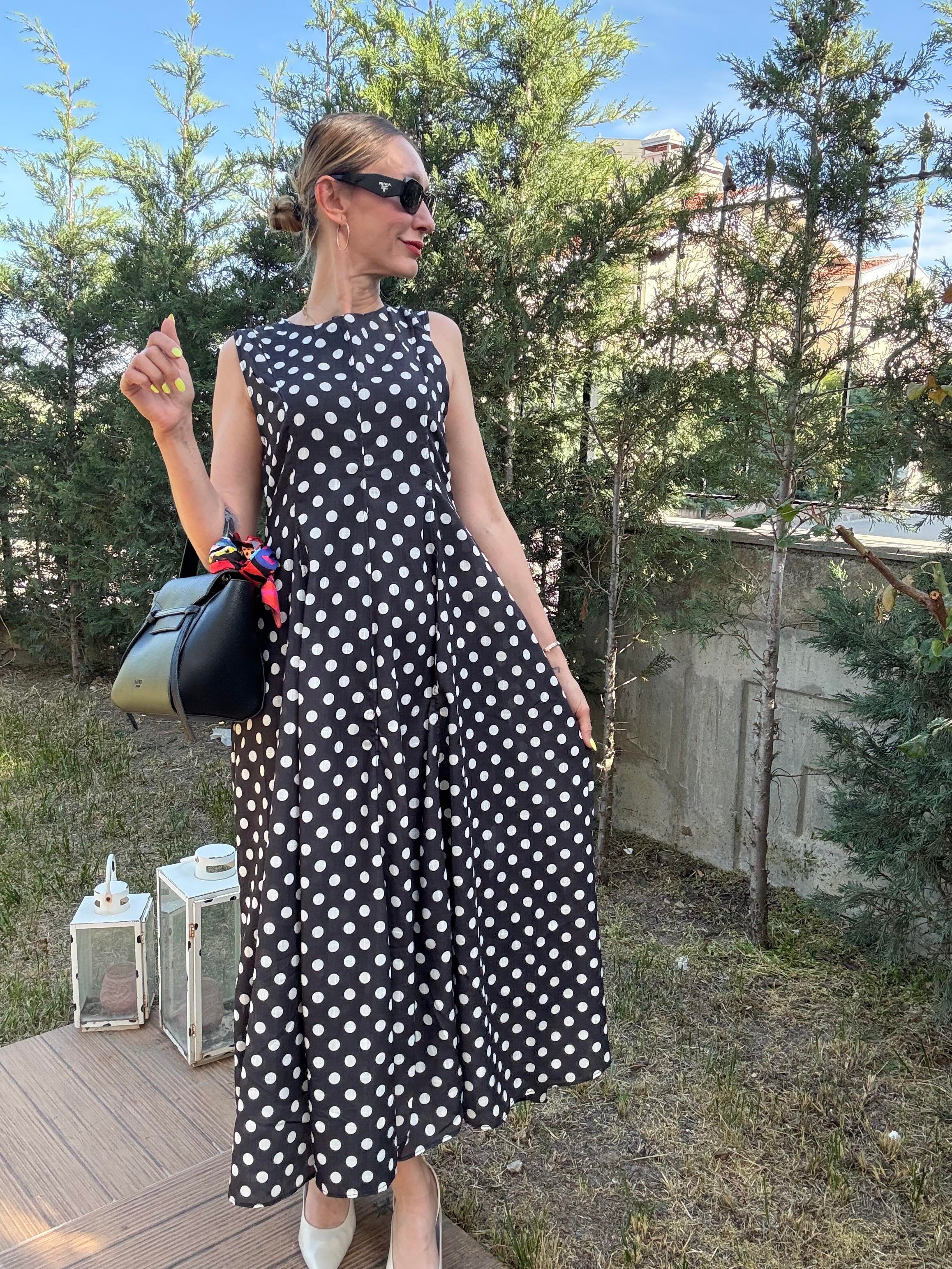 Siyah- Beyaz Sıfır Kol Belden Oturmalı Puantiyeli Elbise