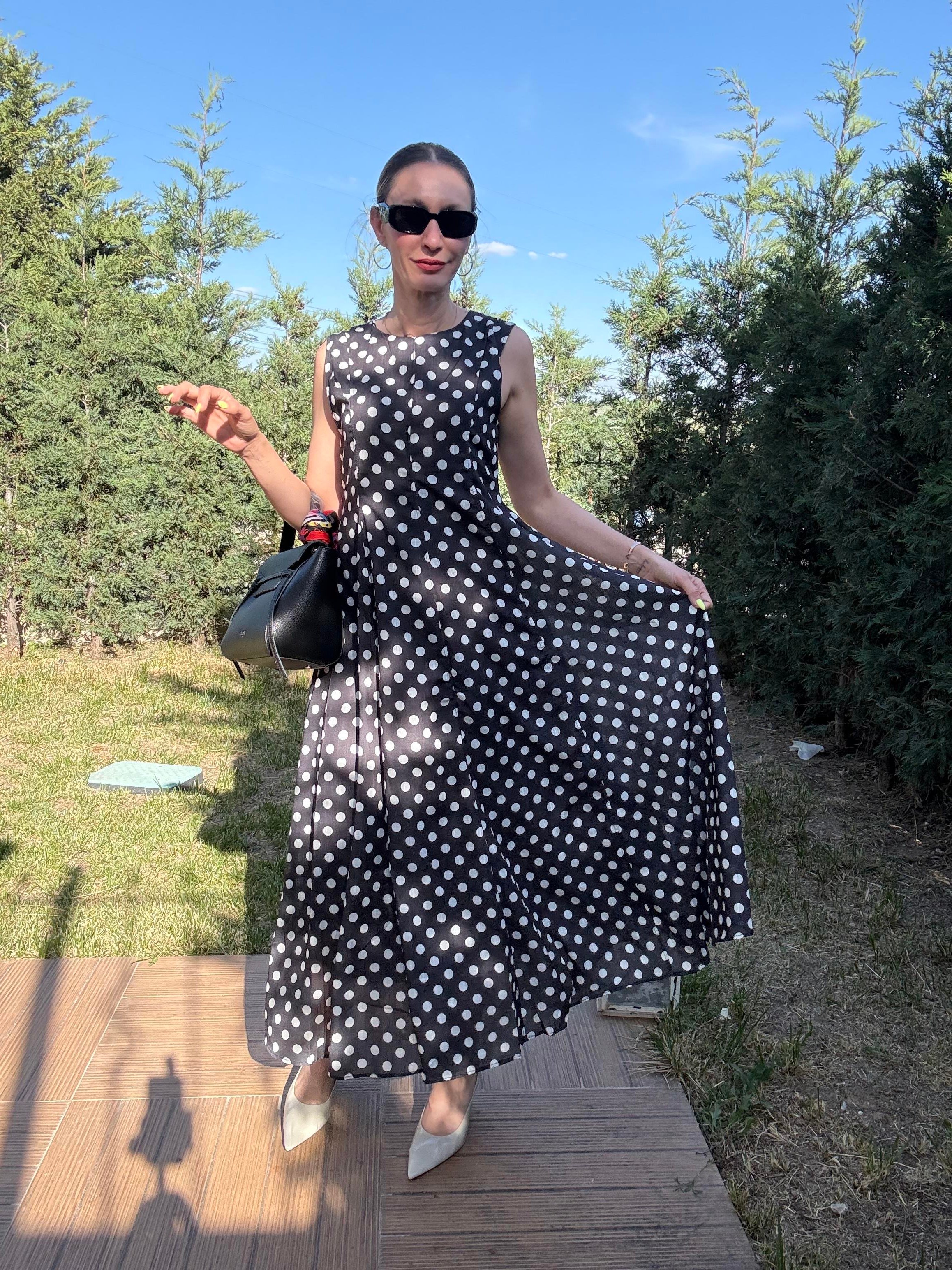 Siyah- Beyaz Sıfır Kol Belden Oturmalı Puantiyeli Elbise