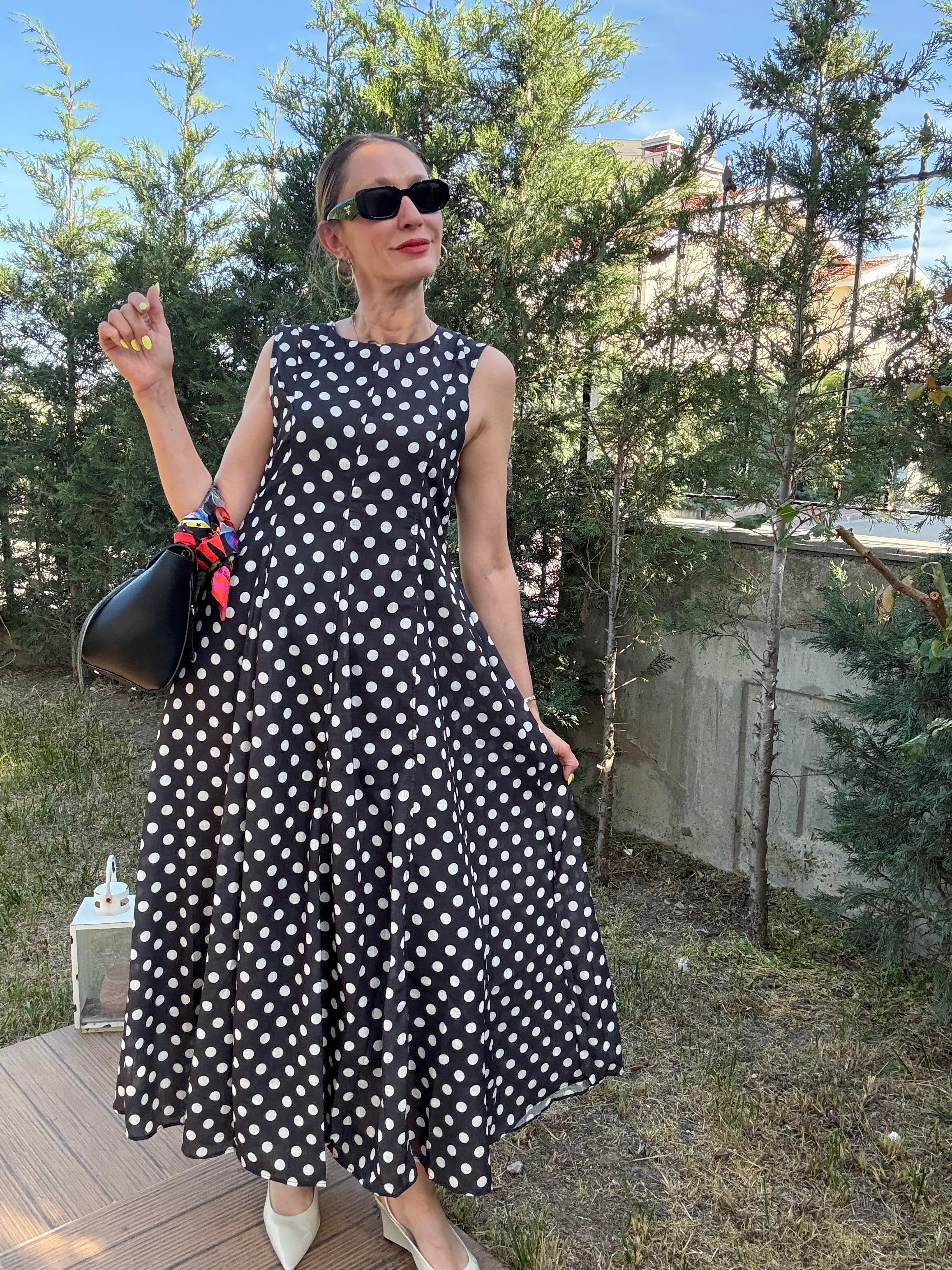 Siyah- Beyaz Sıfır Kol Belden Oturmalı Puantiyeli Elbise