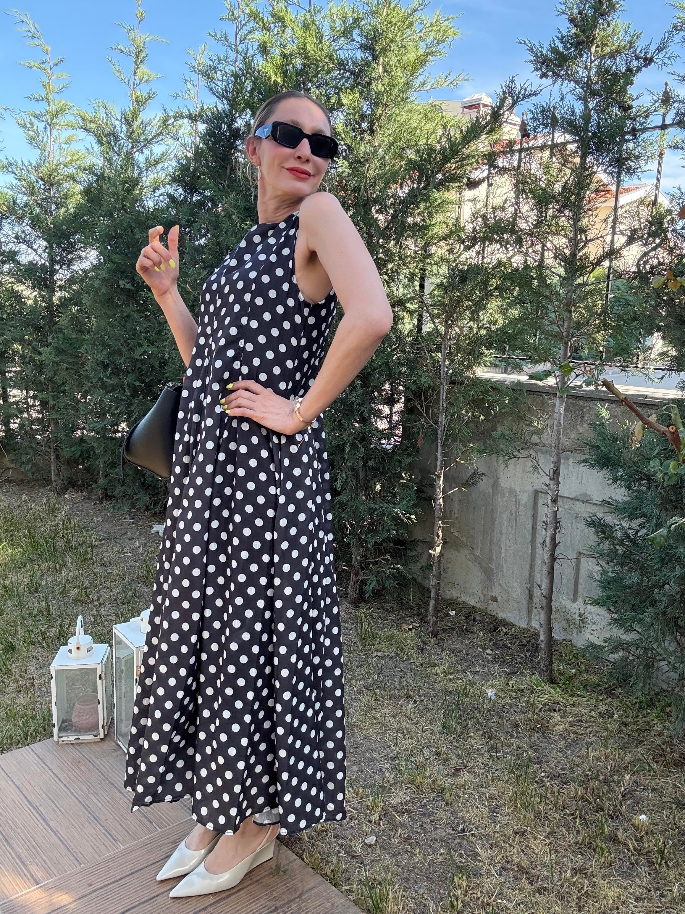 Siyah- Beyaz Sıfır Kol Belden Oturmalı Puantiyeli Elbise