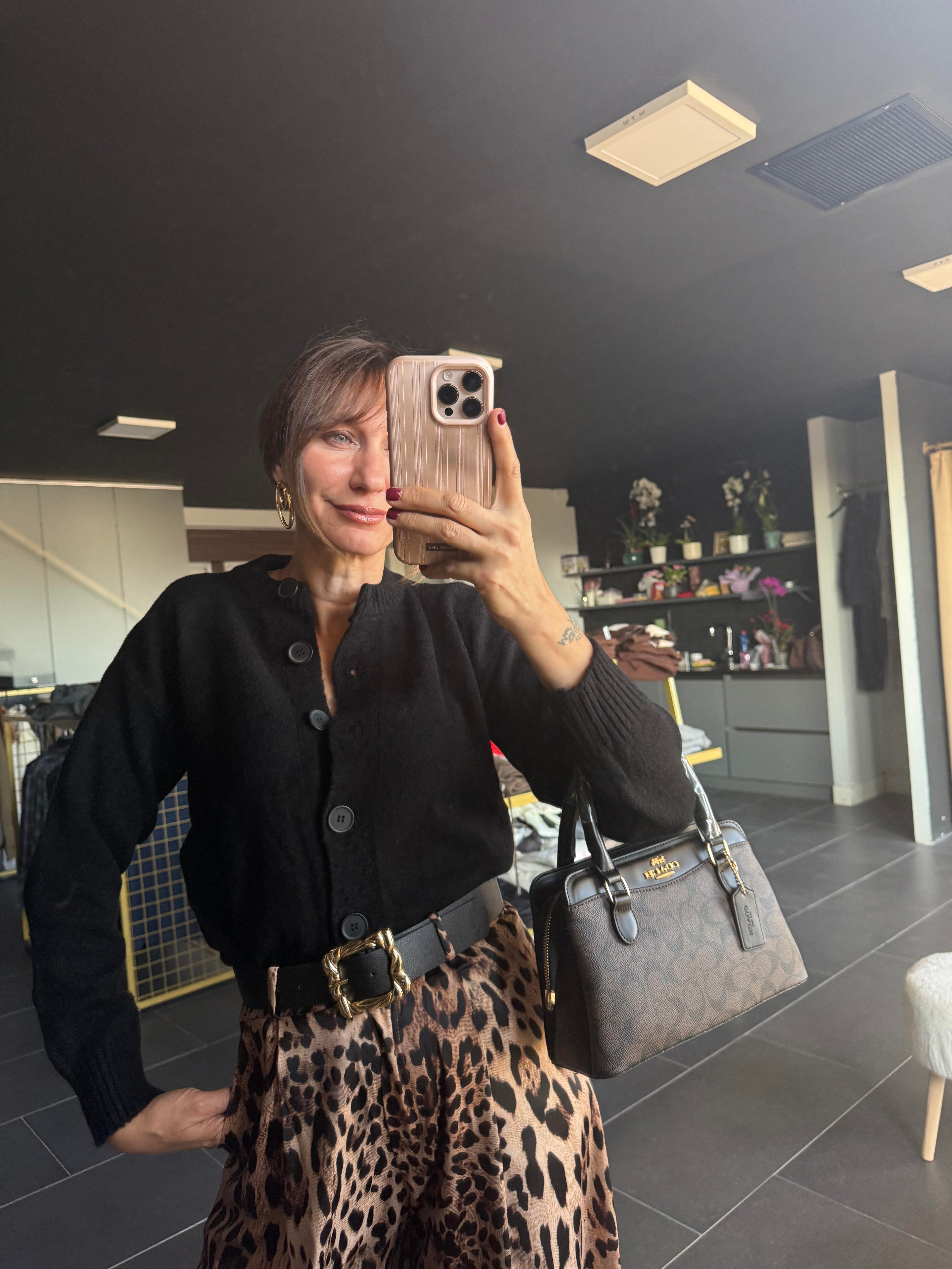 Siyah Düğmeli Massi Hırka