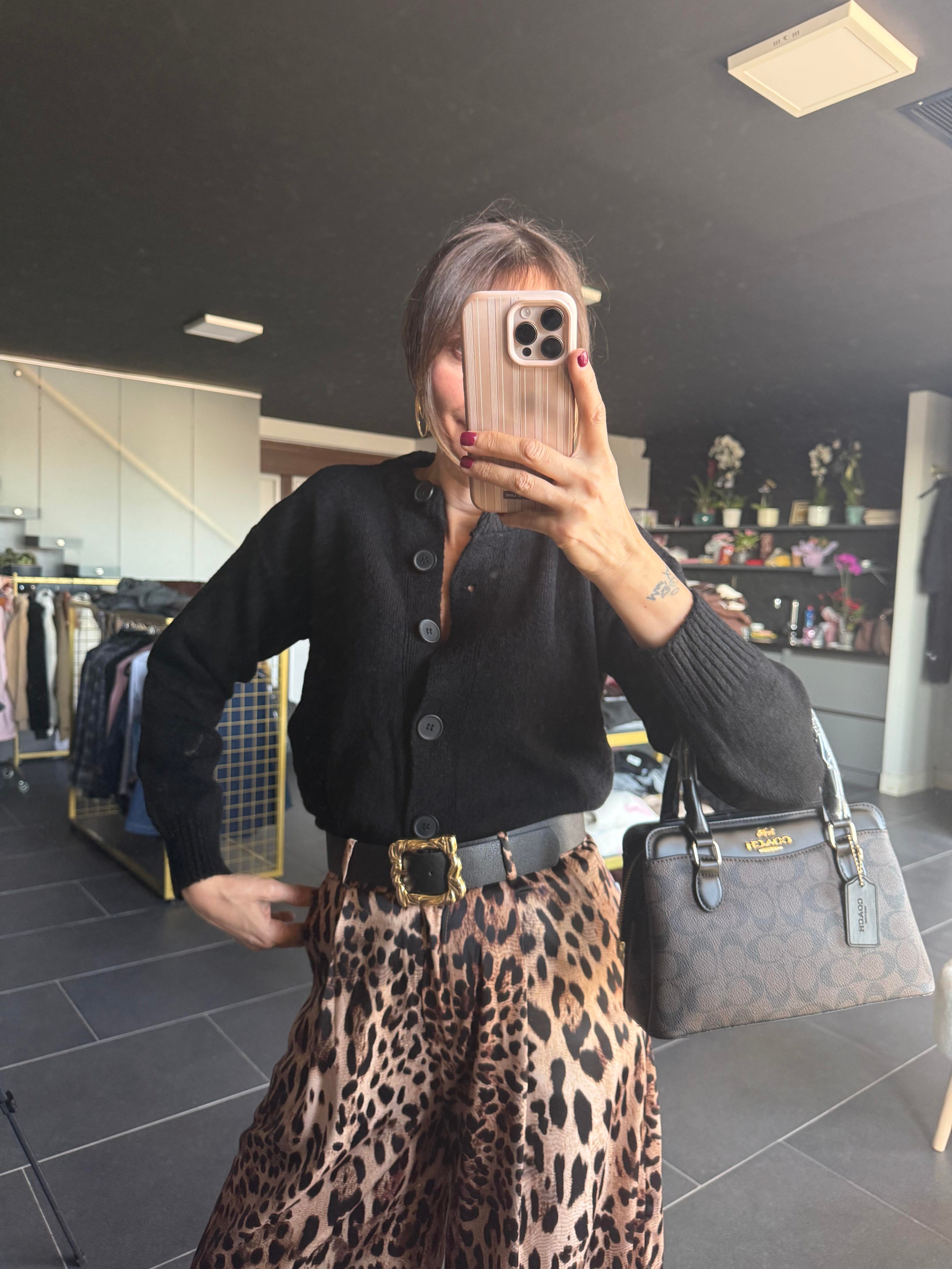 Siyah Düğmeli Massi Hırka