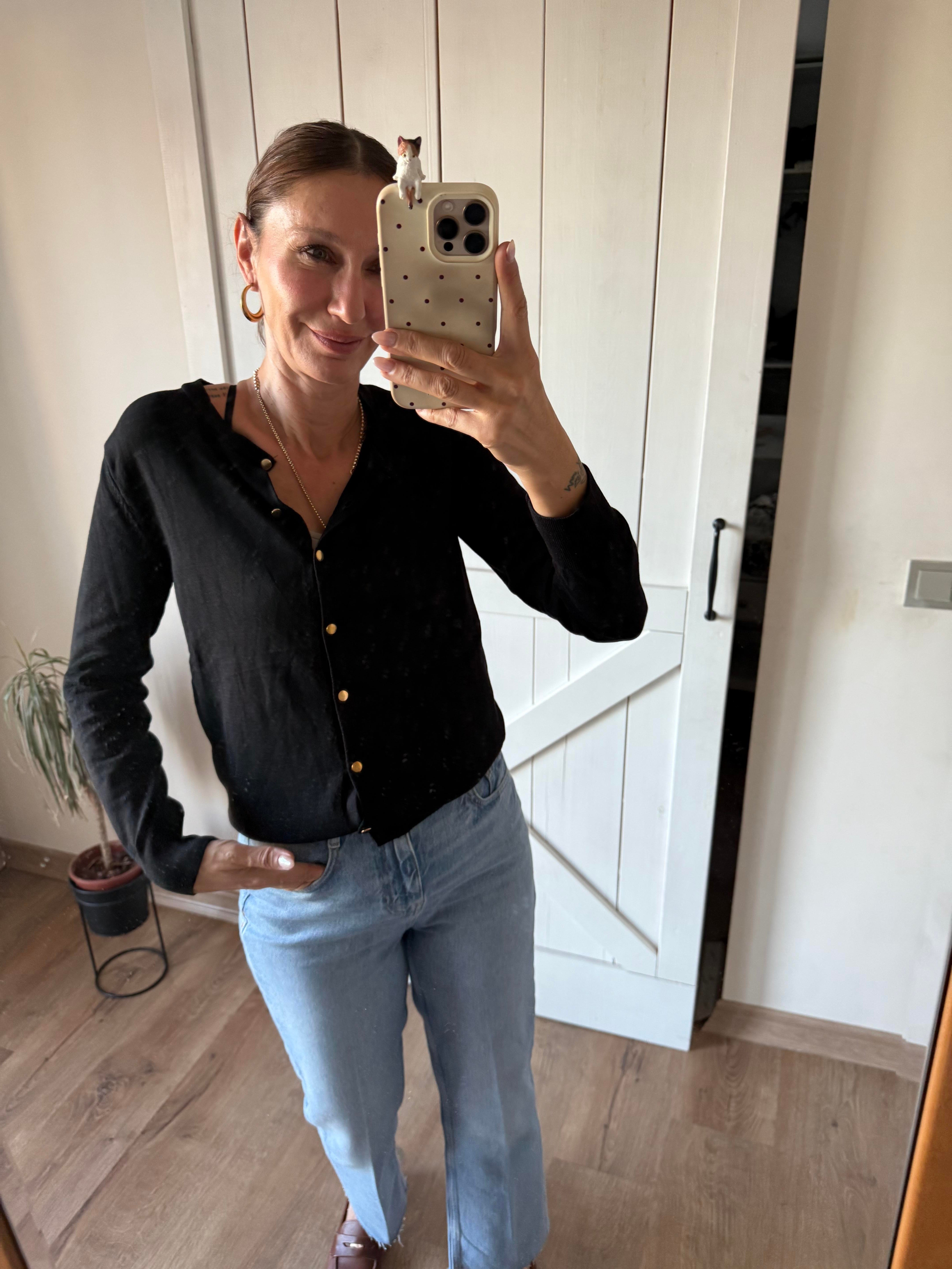 Siyah Gold Düğmeli Yumoş Hırka