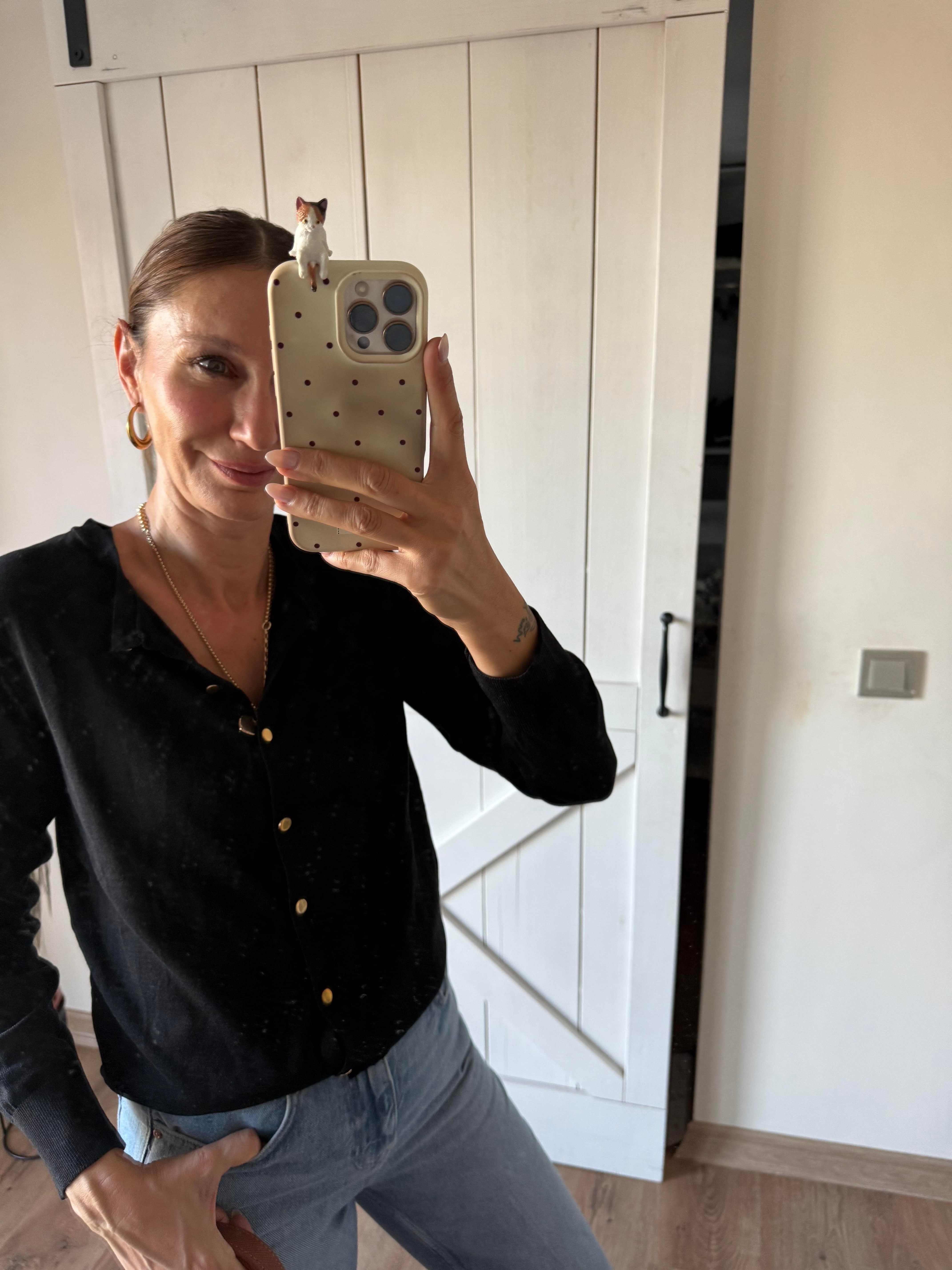 Siyah Gold Düğmeli Yumoş Hırka