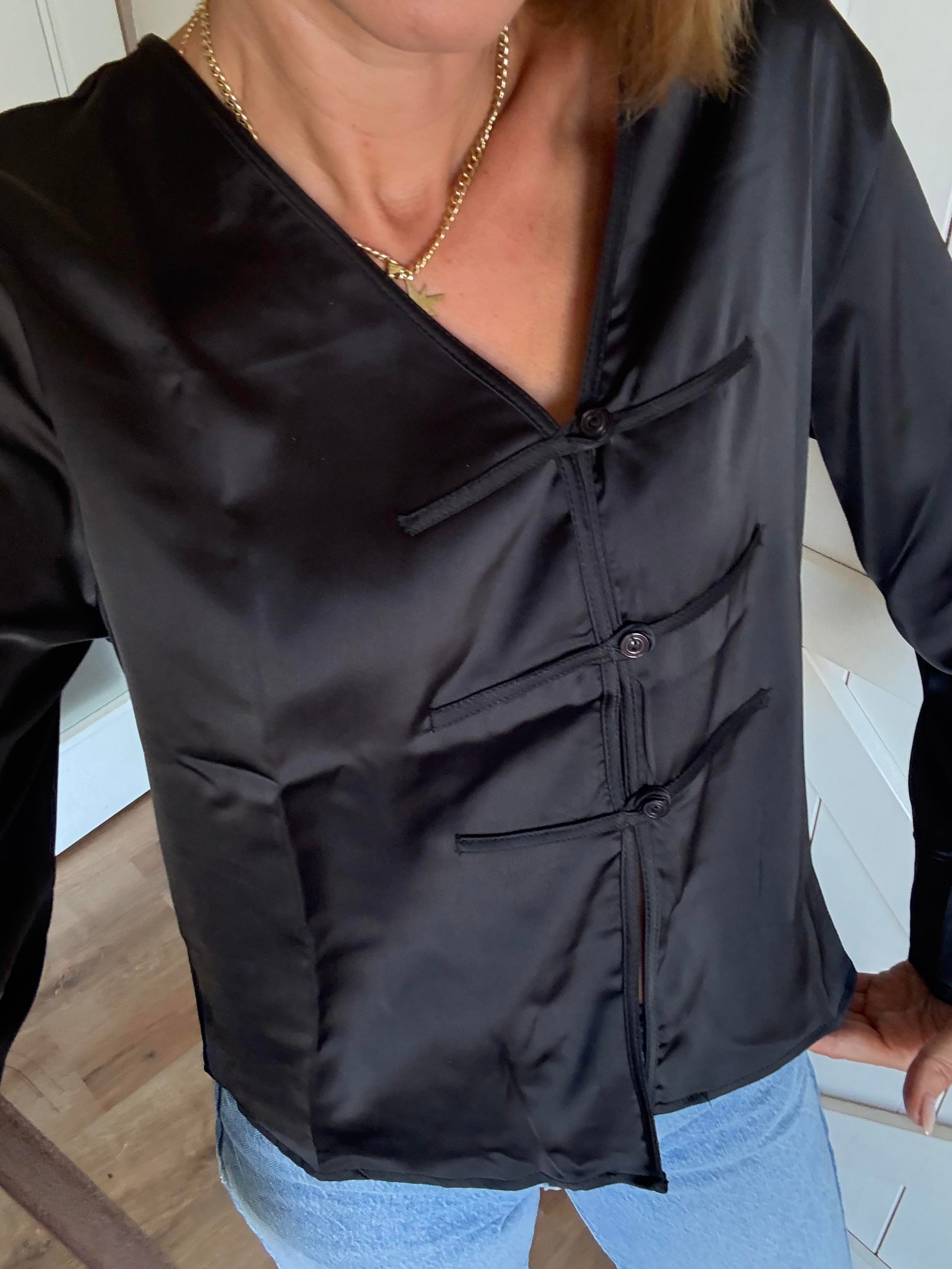 Siyah Saten Massi Üç Düğmeli Gömlek