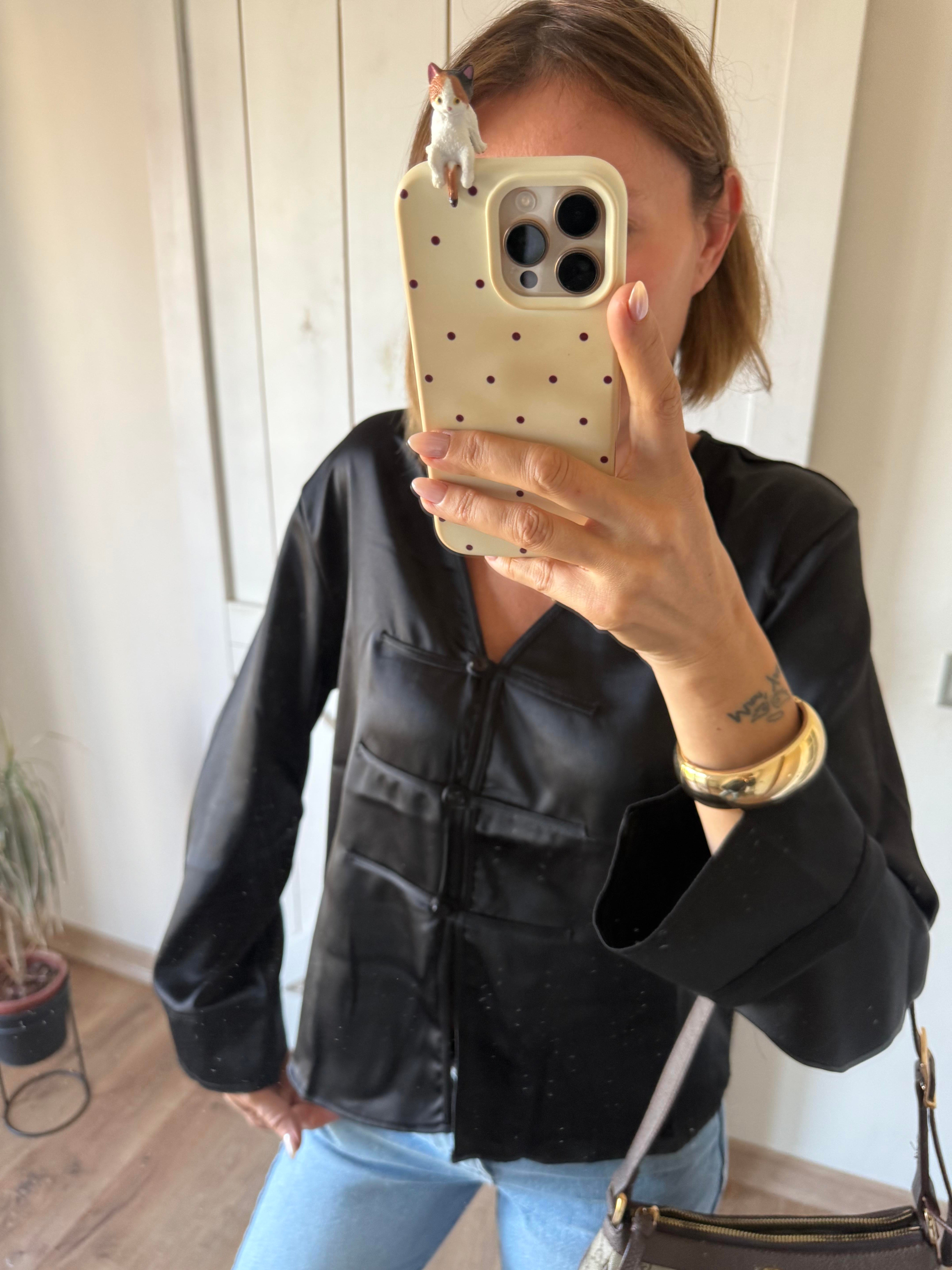 Siyah Saten Massi Üç Düğmeli Gömlek