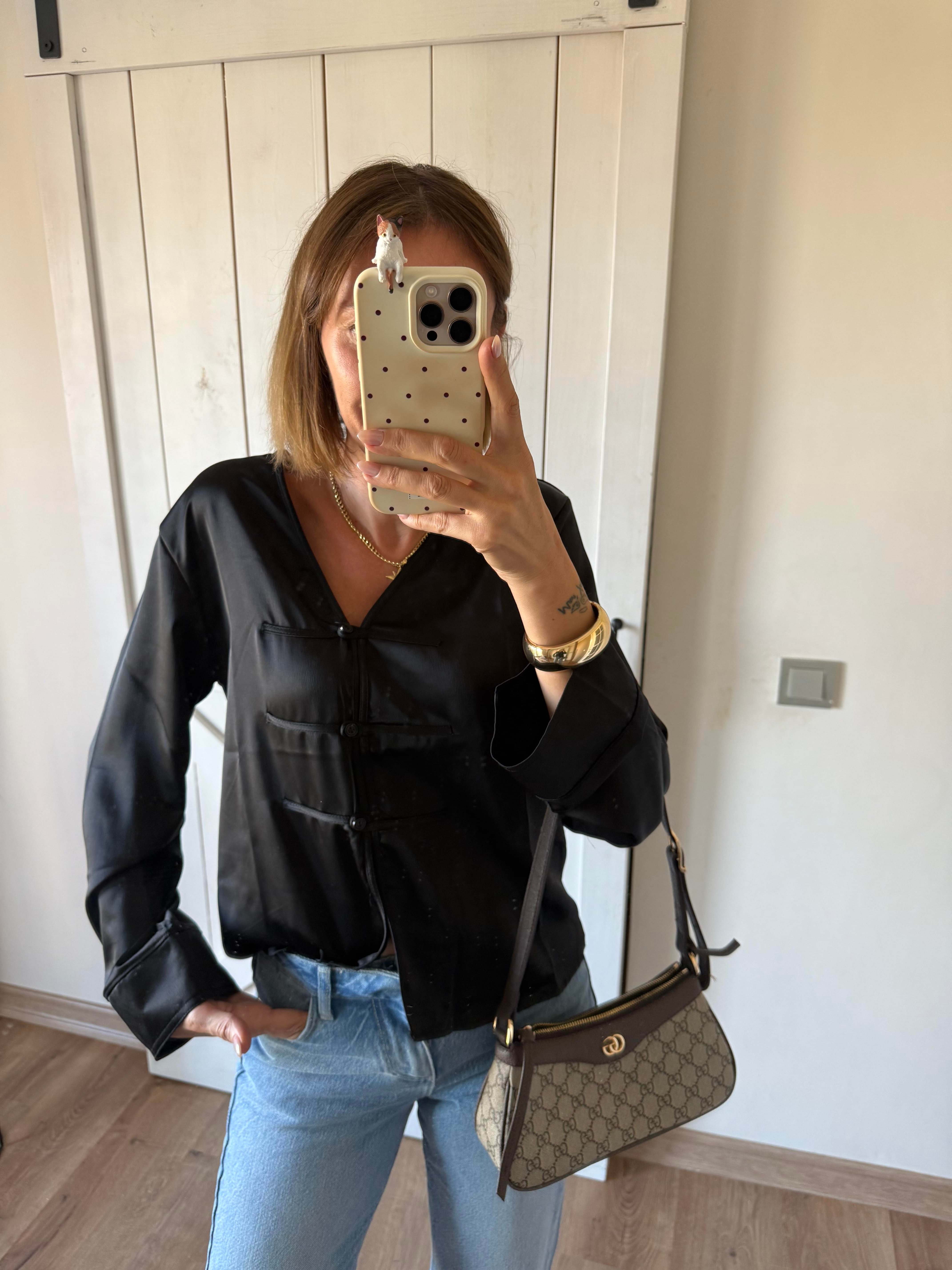 Siyah Saten Massi Üç Düğmeli Gömlek