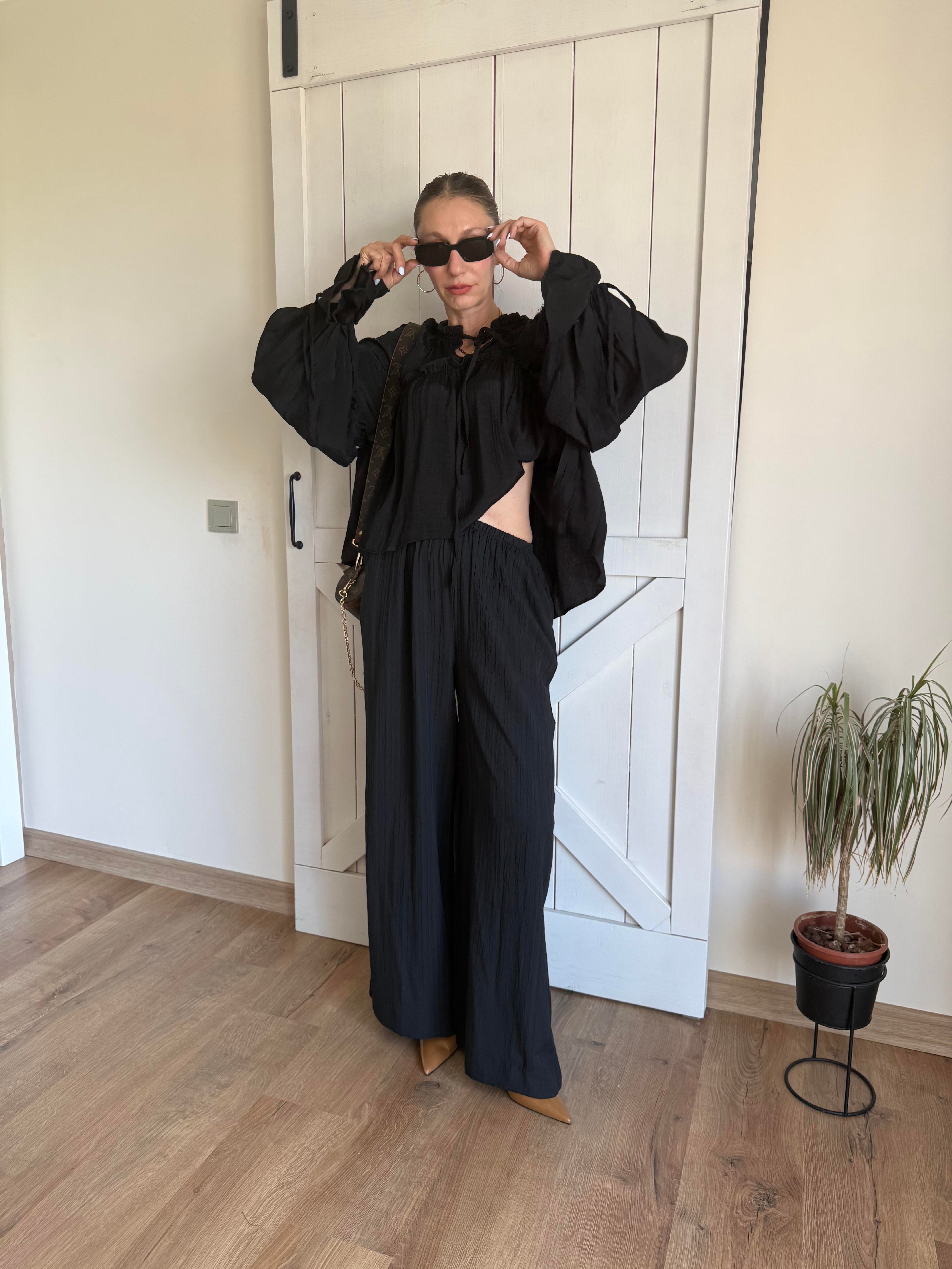 Siyah Yaka Bağçıklı Geniş Kol Fırfırlı Bluz Pantolon Takım