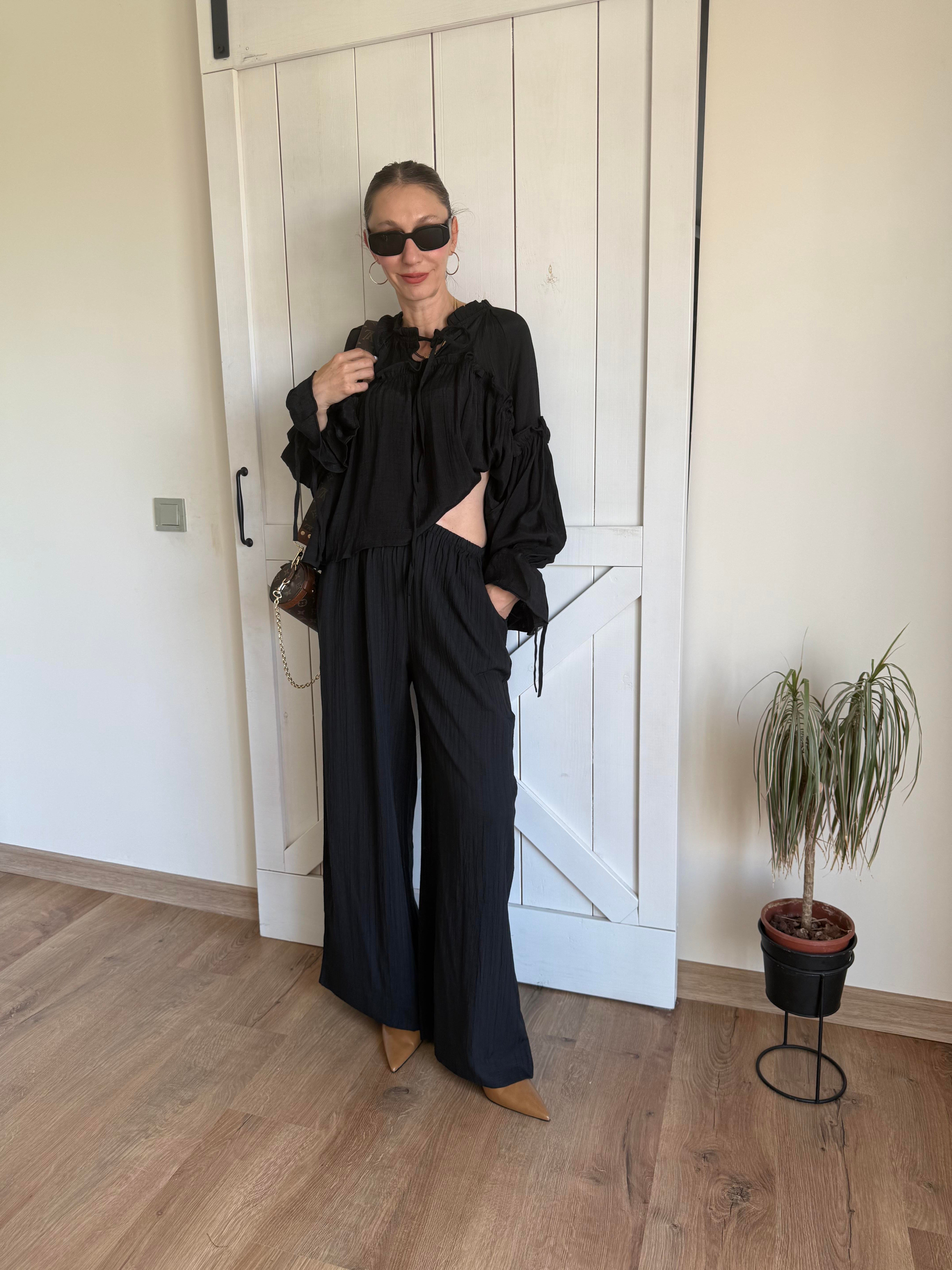 Siyah Yaka Bağçıklı Geniş Kol Fırfırlı Bluz Pantolon Takım