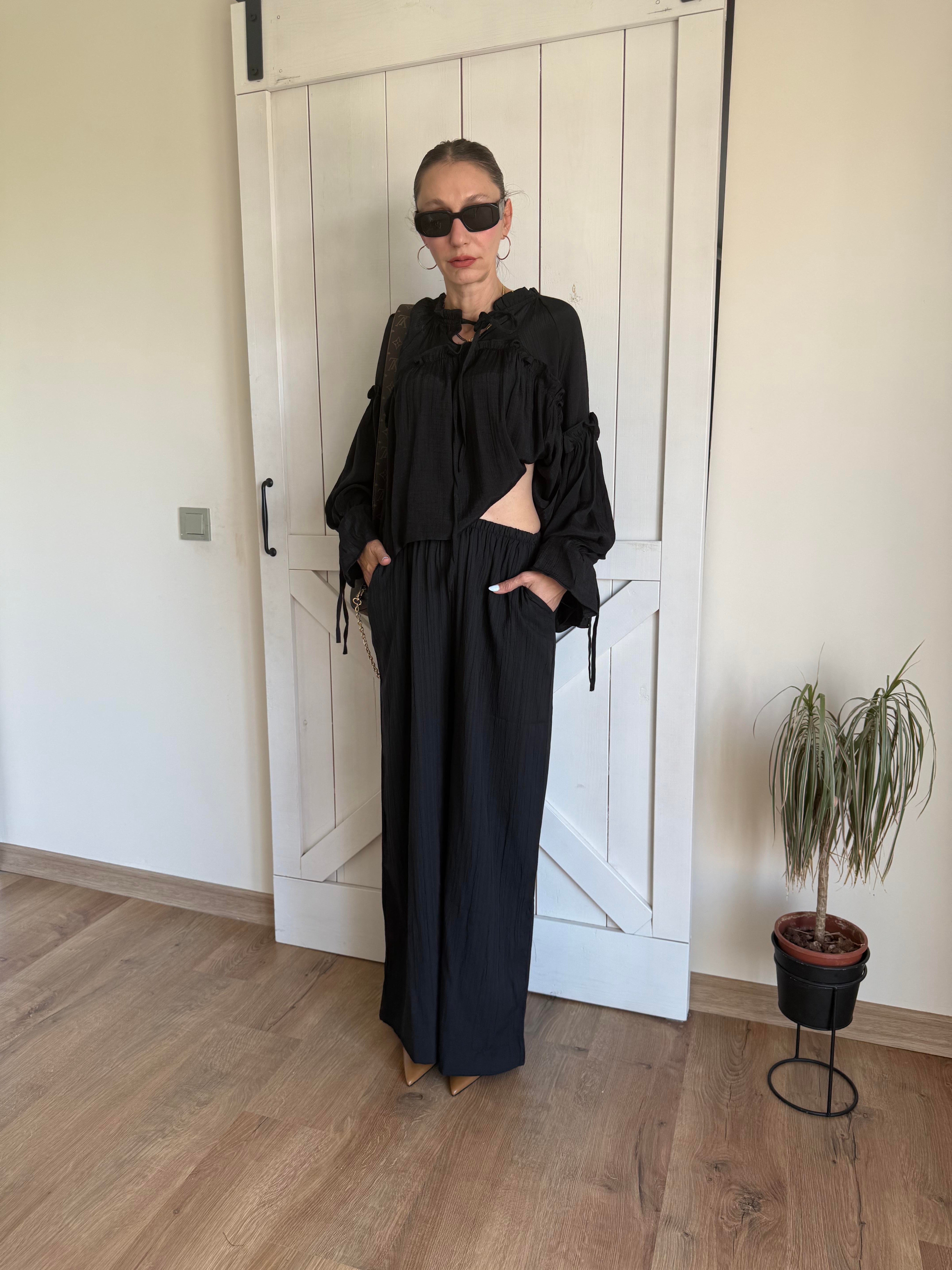 Siyah Yaka Bağçıklı Geniş Kol Fırfırlı Bluz Pantolon Takım