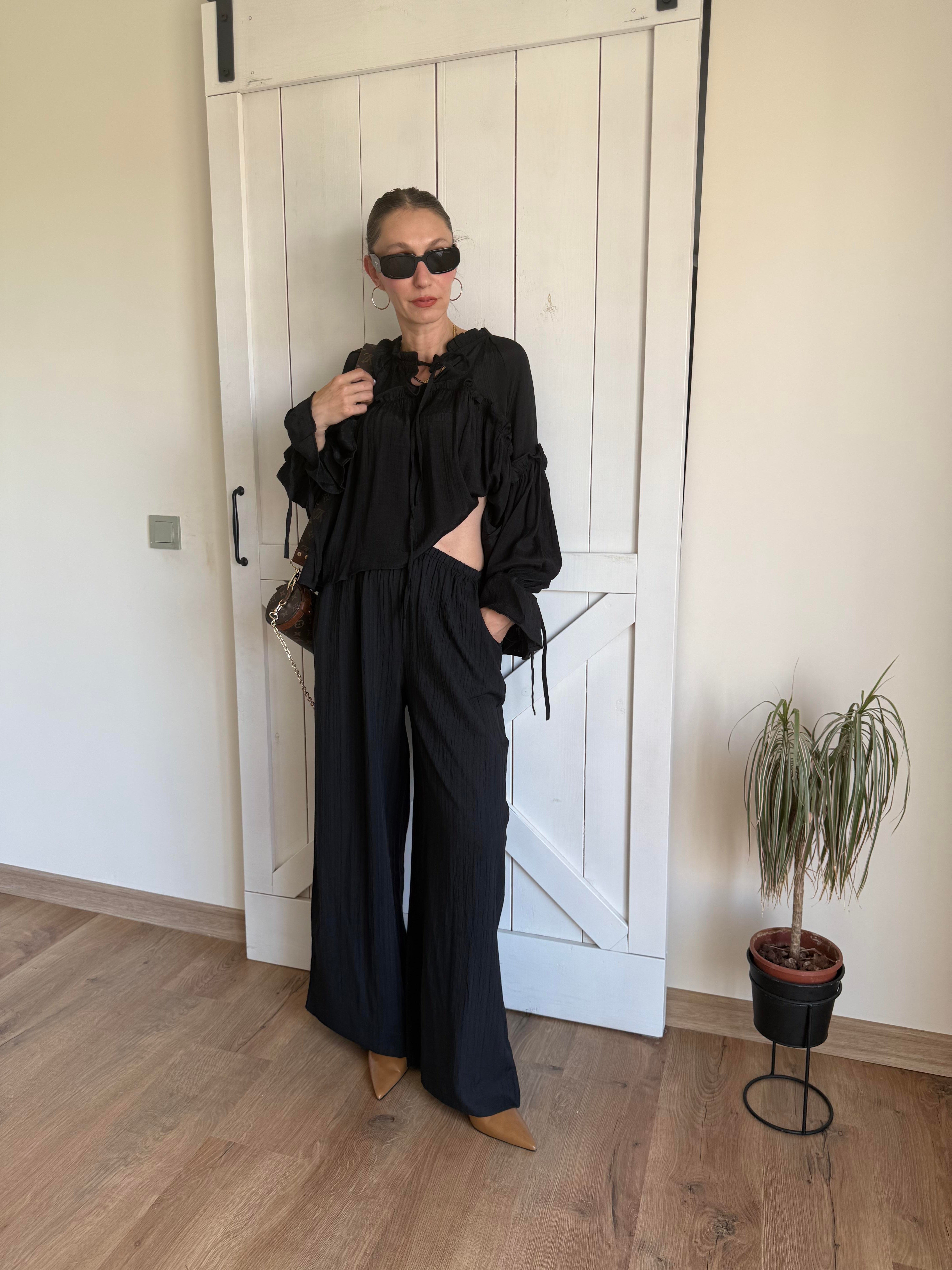 Siyah Yaka Bağçıklı Geniş Kol Fırfırlı Bluz Pantolon Takım