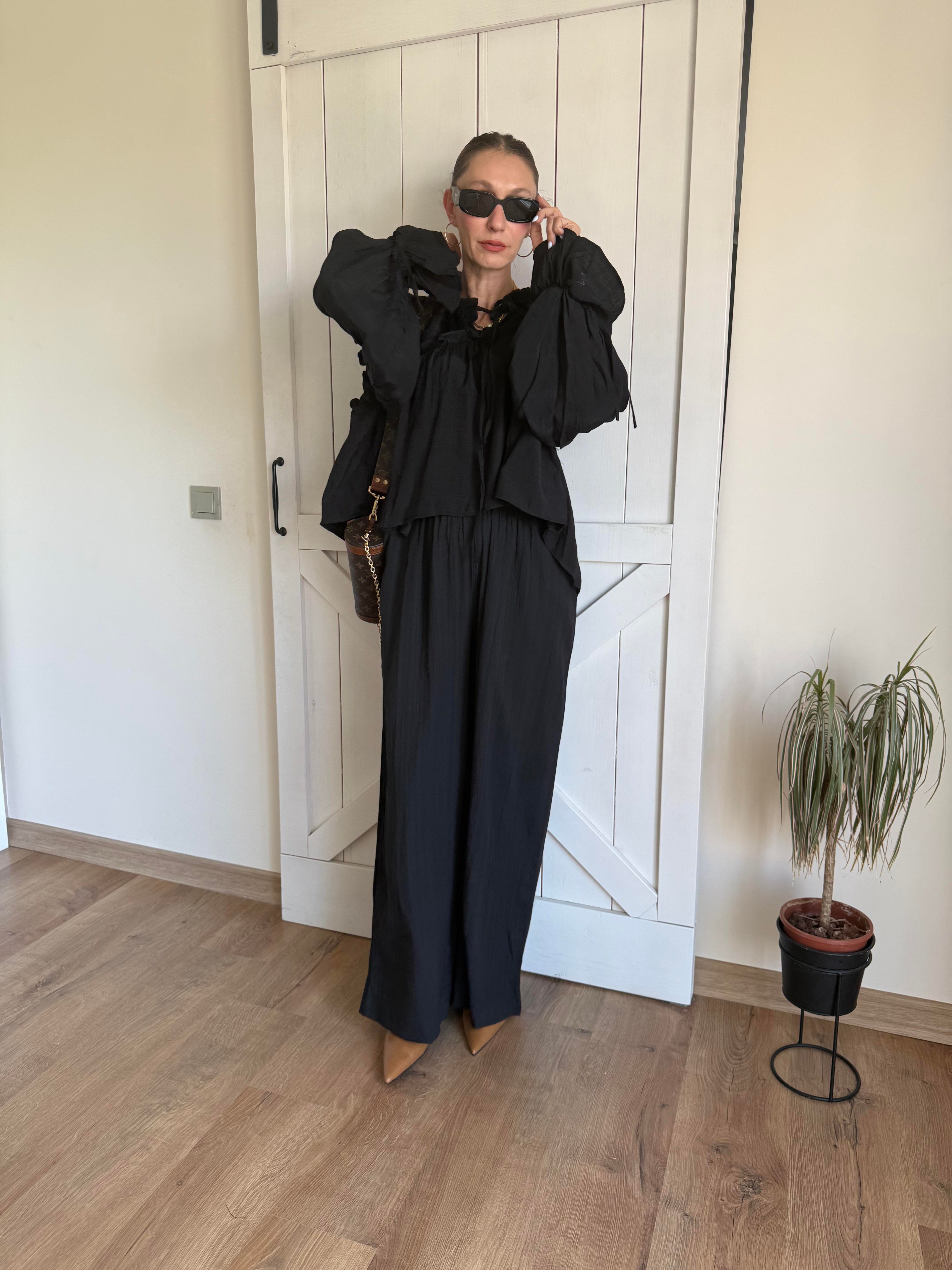 Siyah Yaka Bağçıklı Geniş Kol Fırfırlı Bluz Pantolon Takım