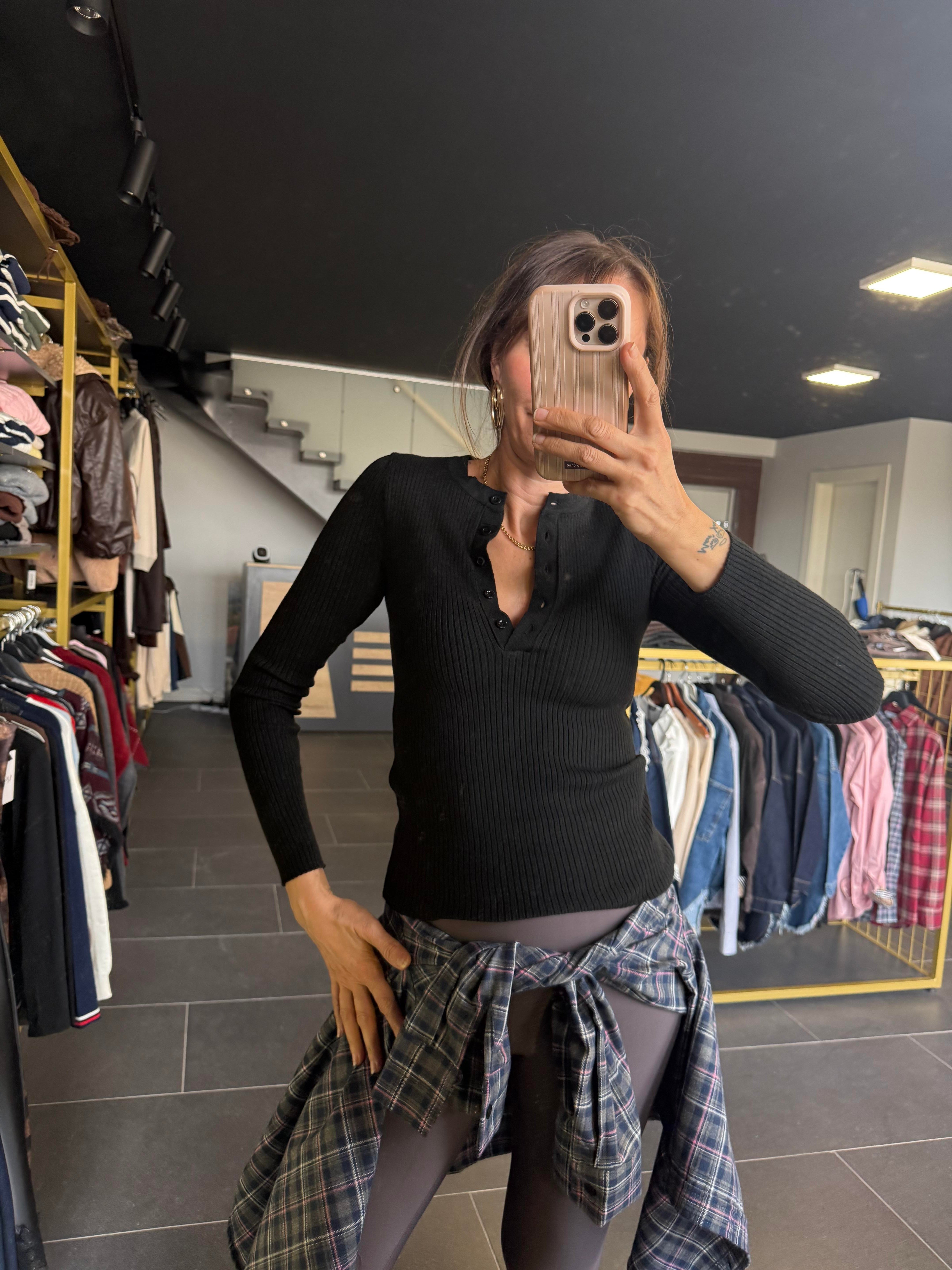 Siyah Yarım Düğmeli Fitilli Triko