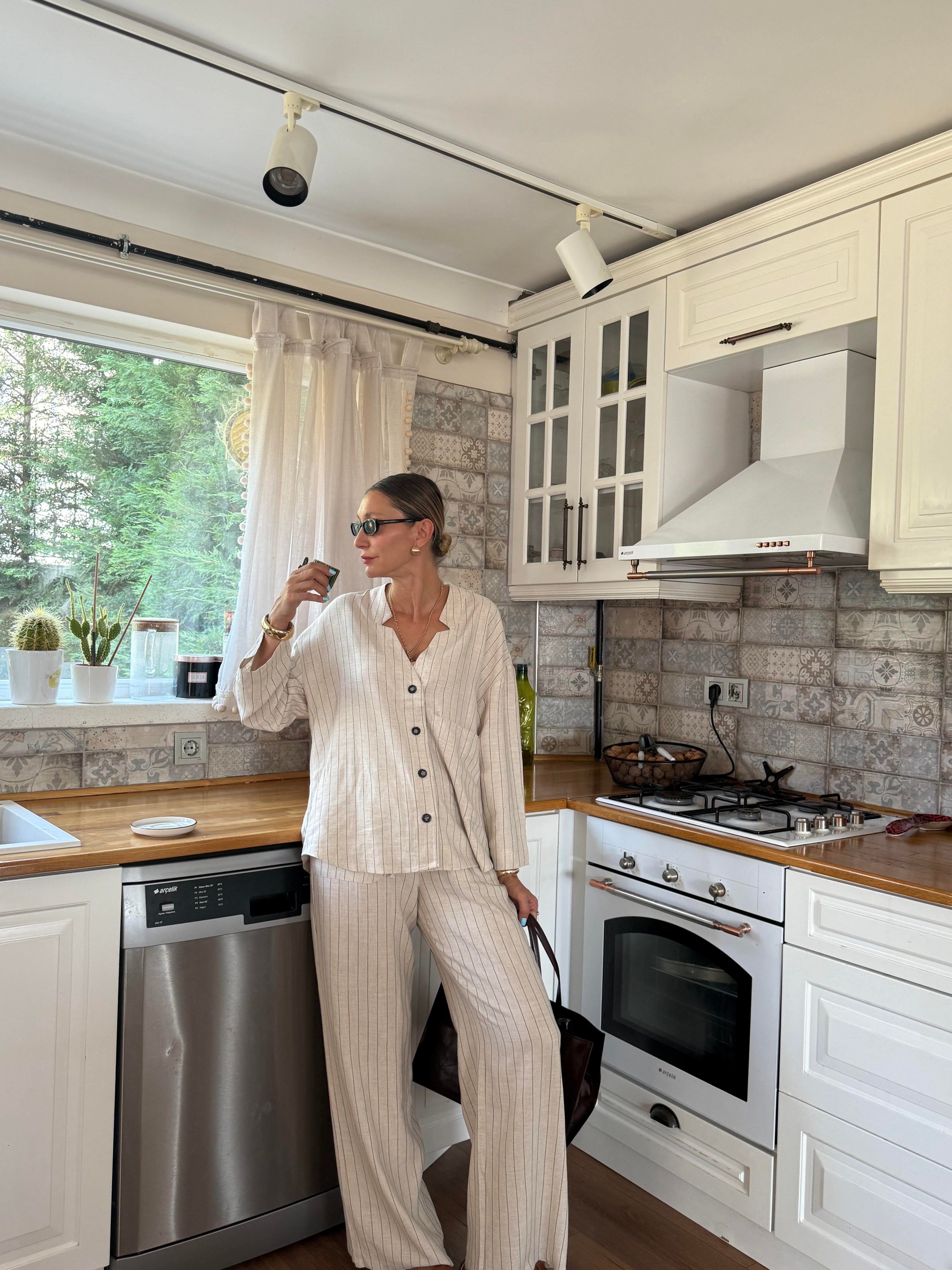 Taş V Yaka Tek Cep Detaylı Çizgili Keten Gömlek Pantolon Kos Takım