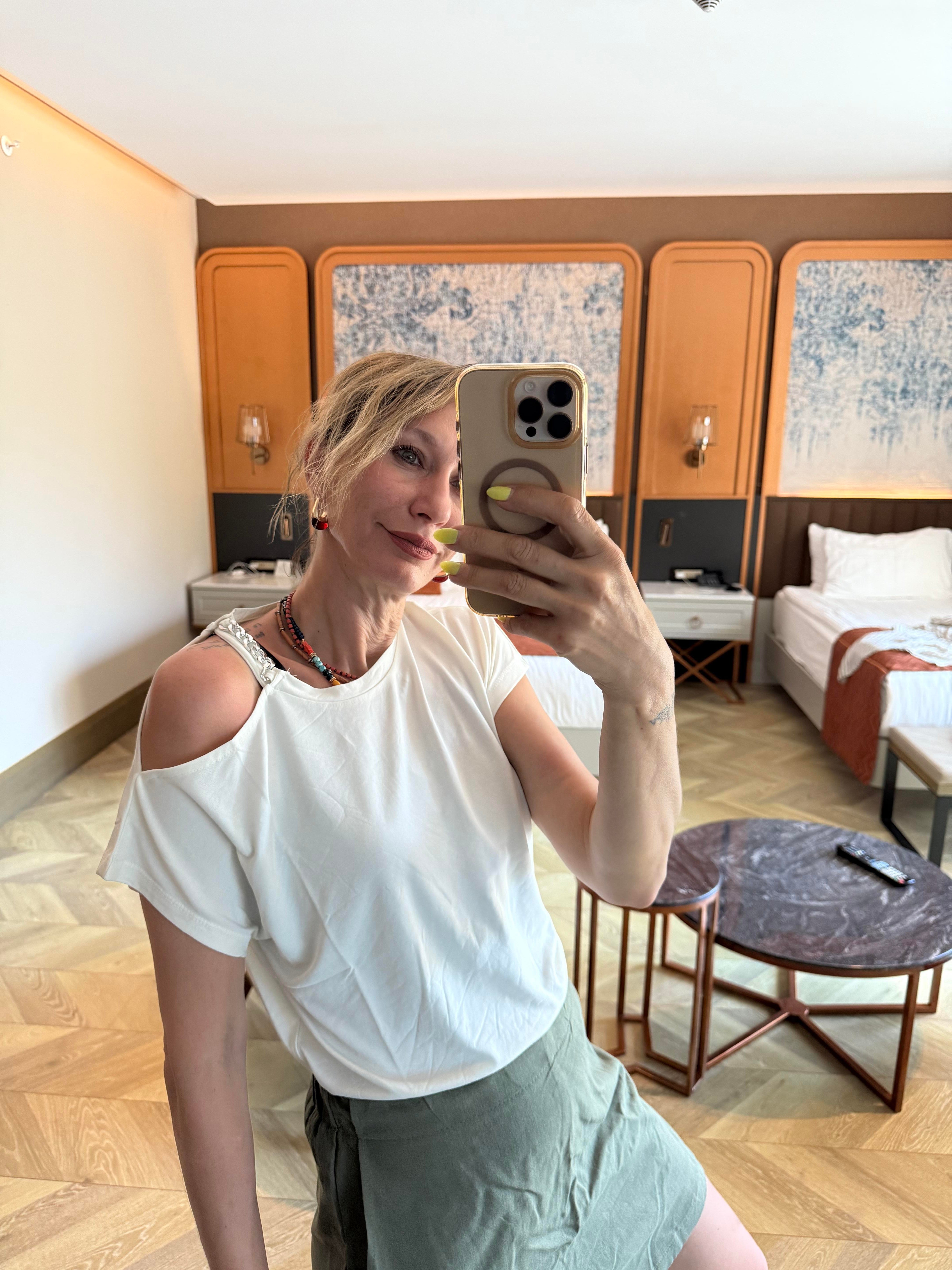 Taşlı Kırık Beyaz Tshirt