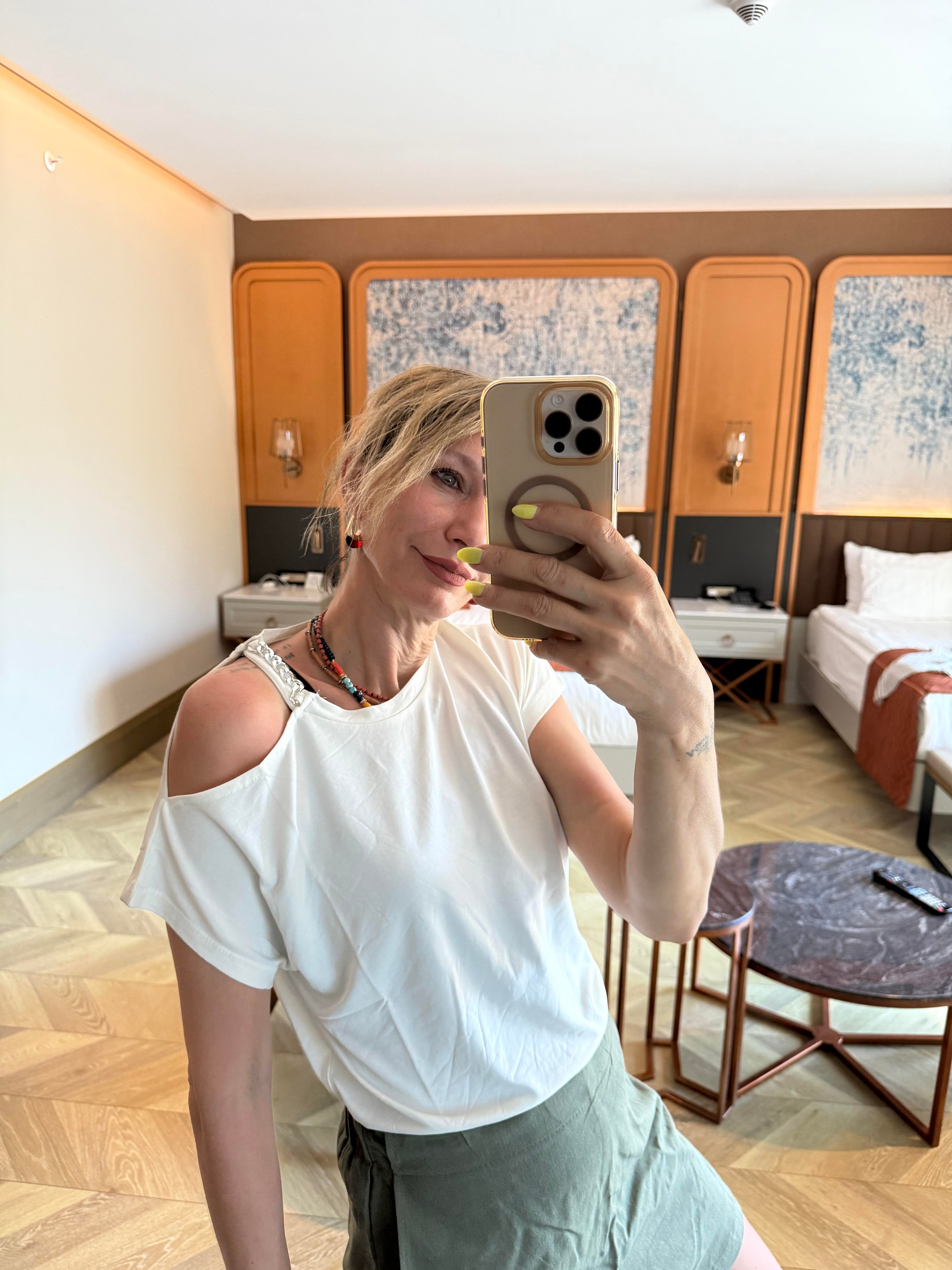 Taşlı Kırık Beyaz Tshirt