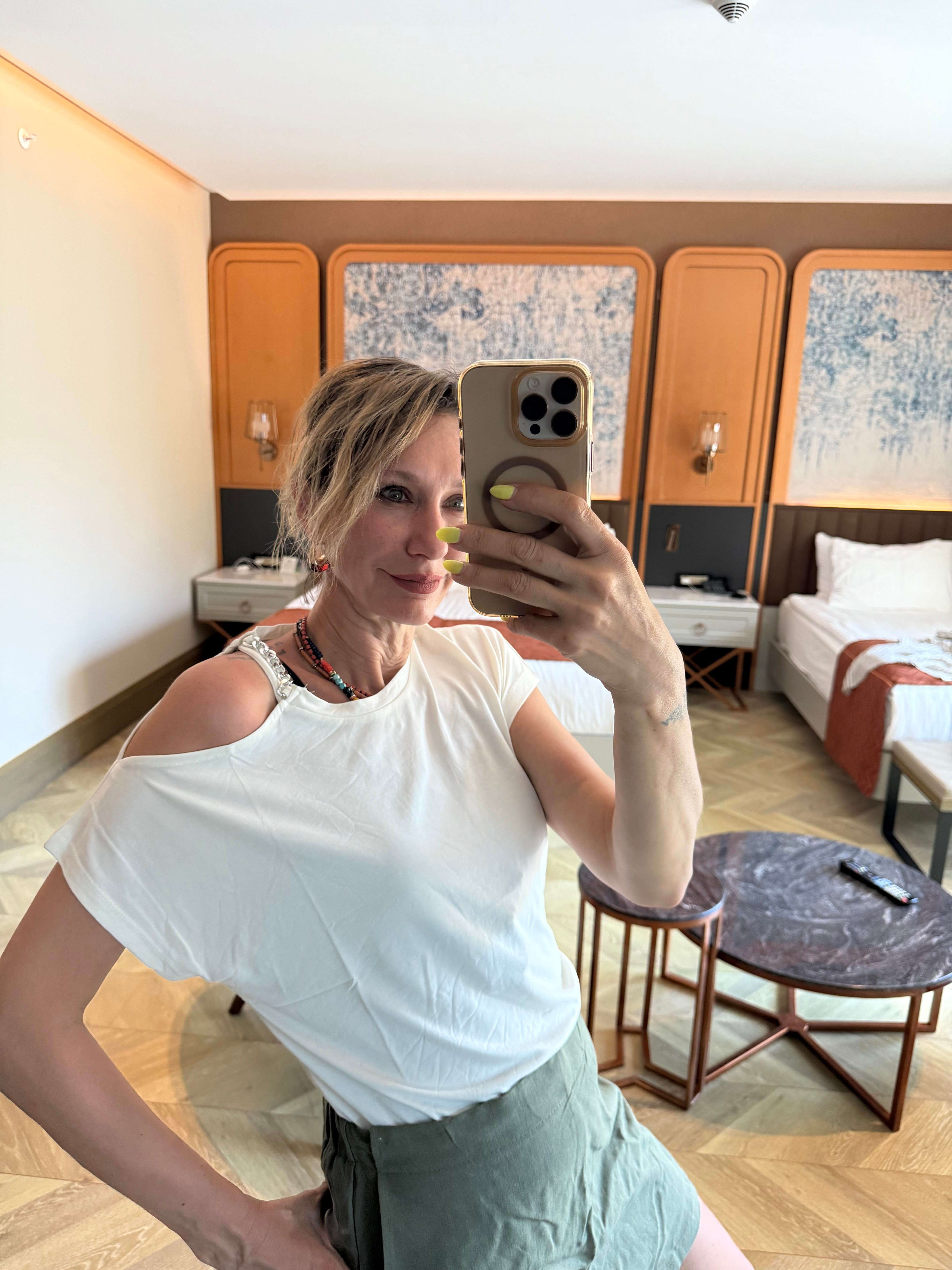 Taşlı Kırık Beyaz Tshirt