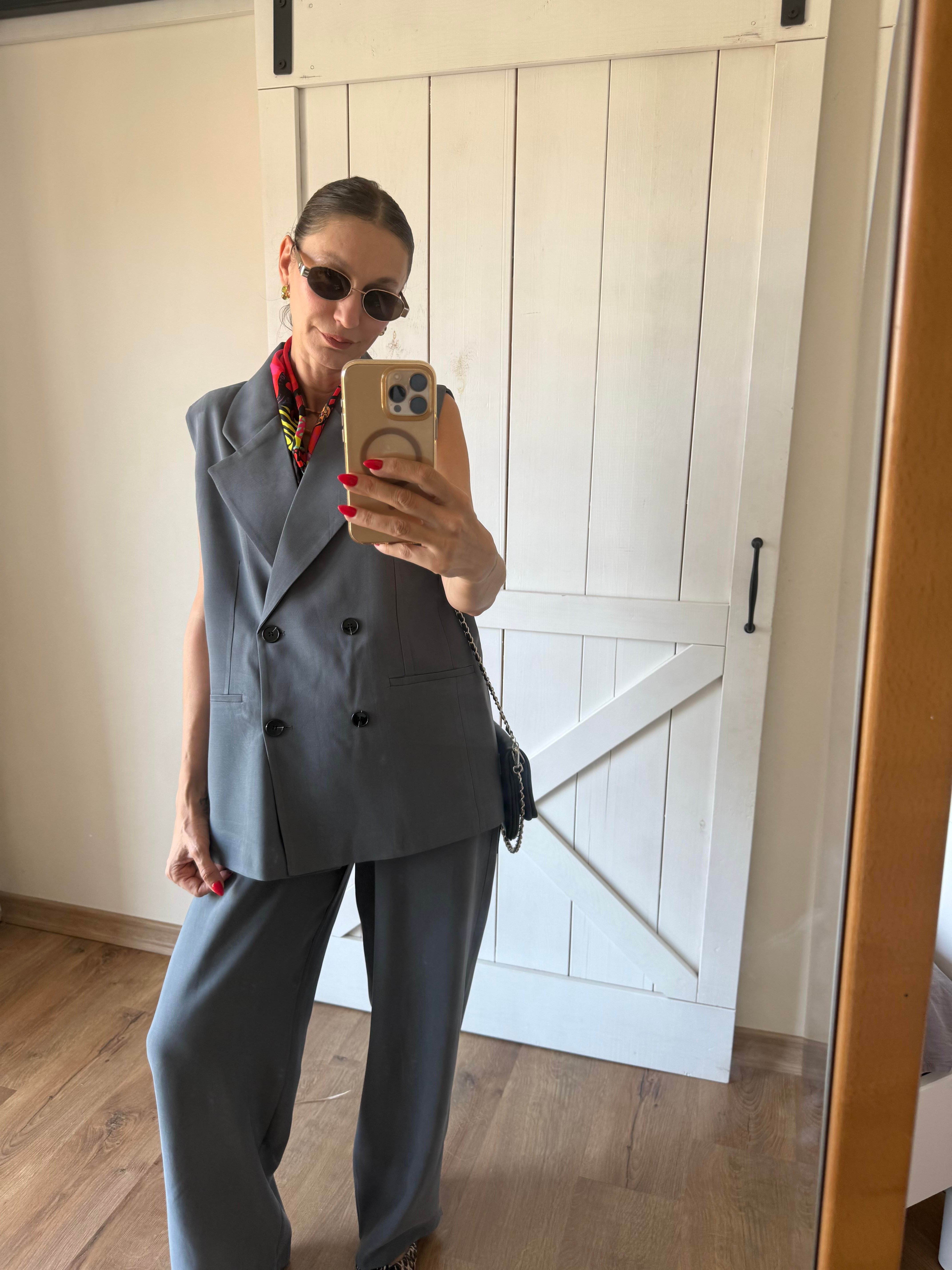 Tensel Siyah Düğmeli Gri Yelek Pantolon Takım