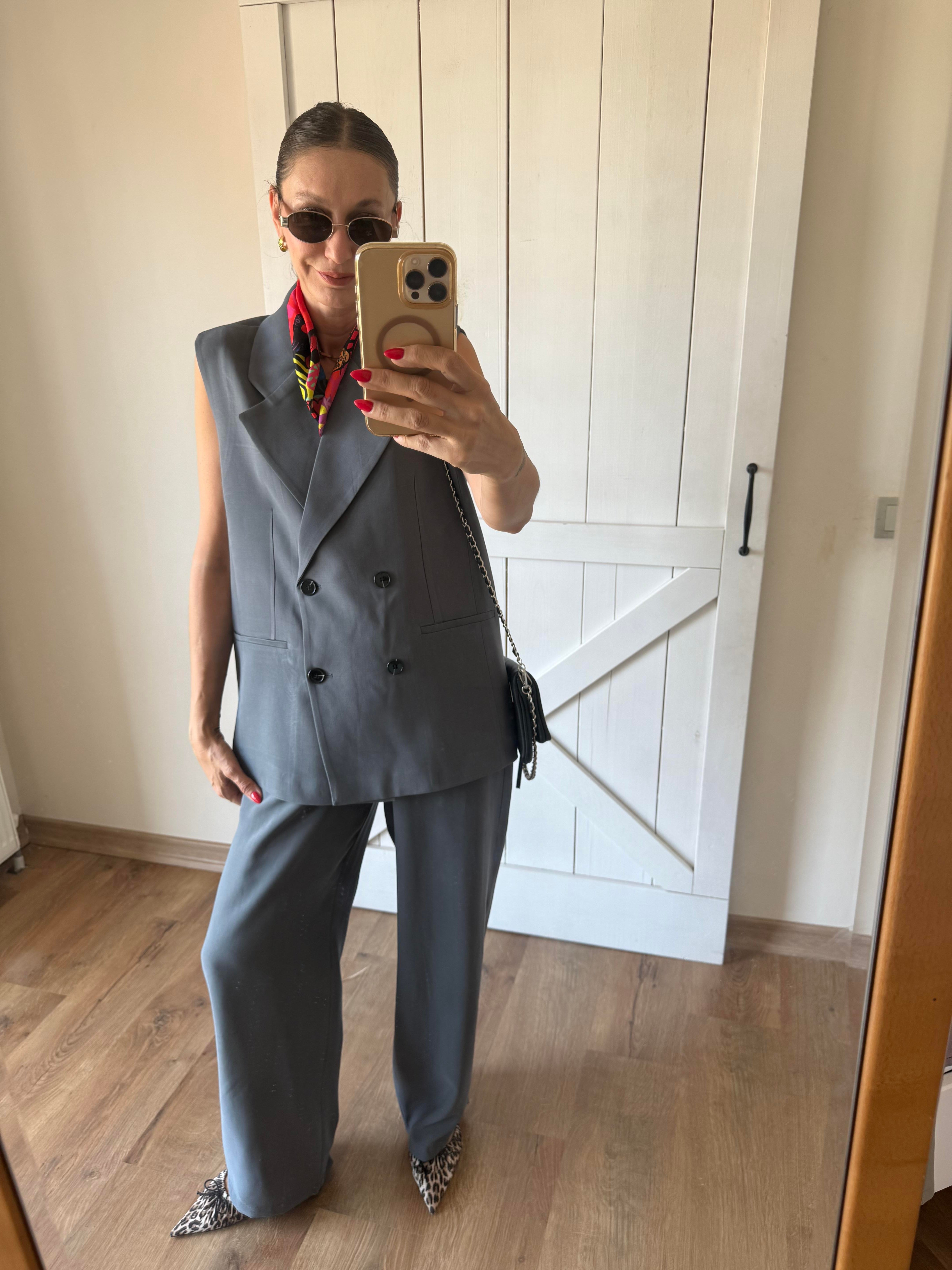 Tensel Siyah Düğmeli Gri Yelek Pantolon Takım