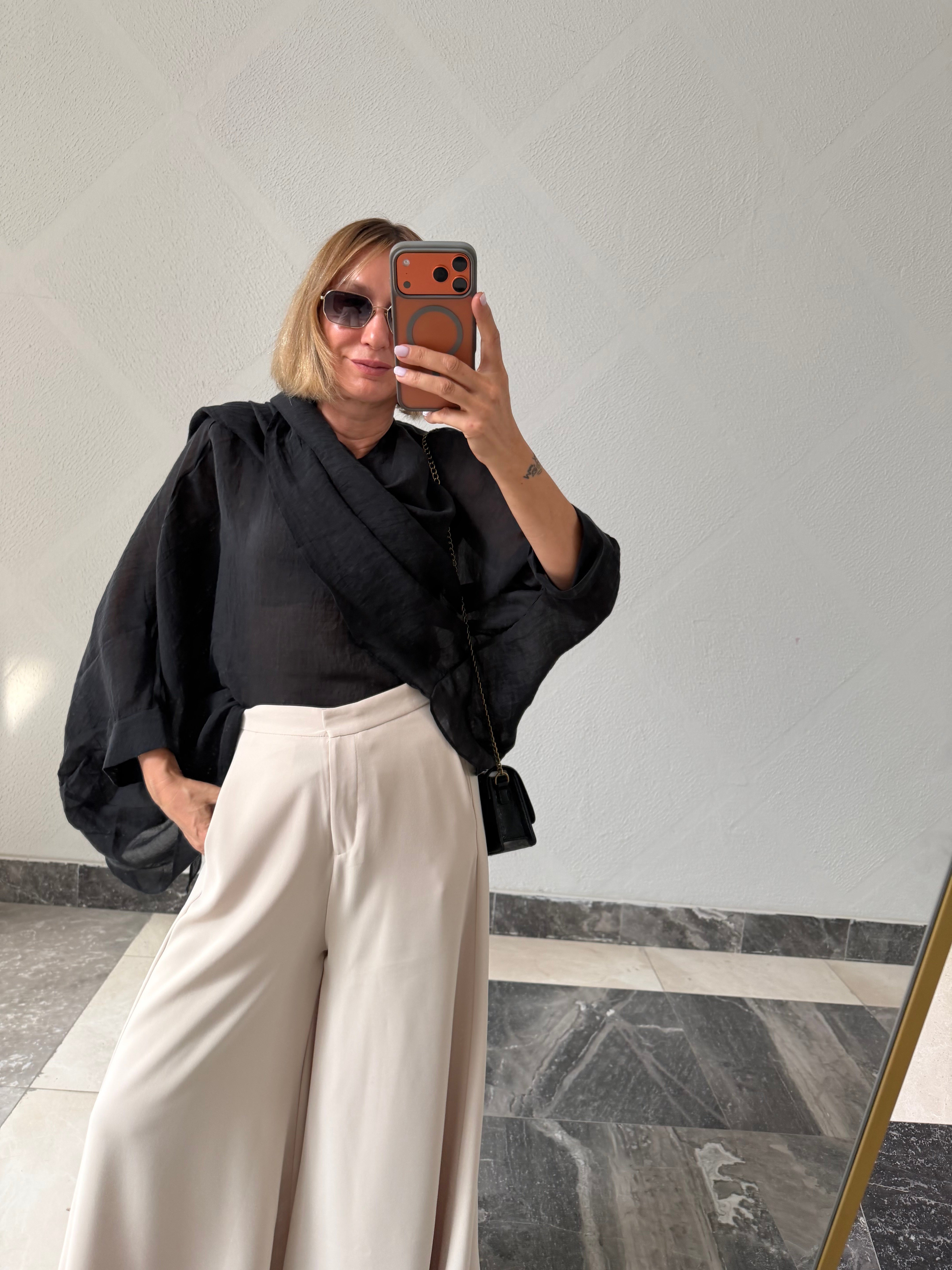 Tül Siyah Düğme Detaylı Bluz