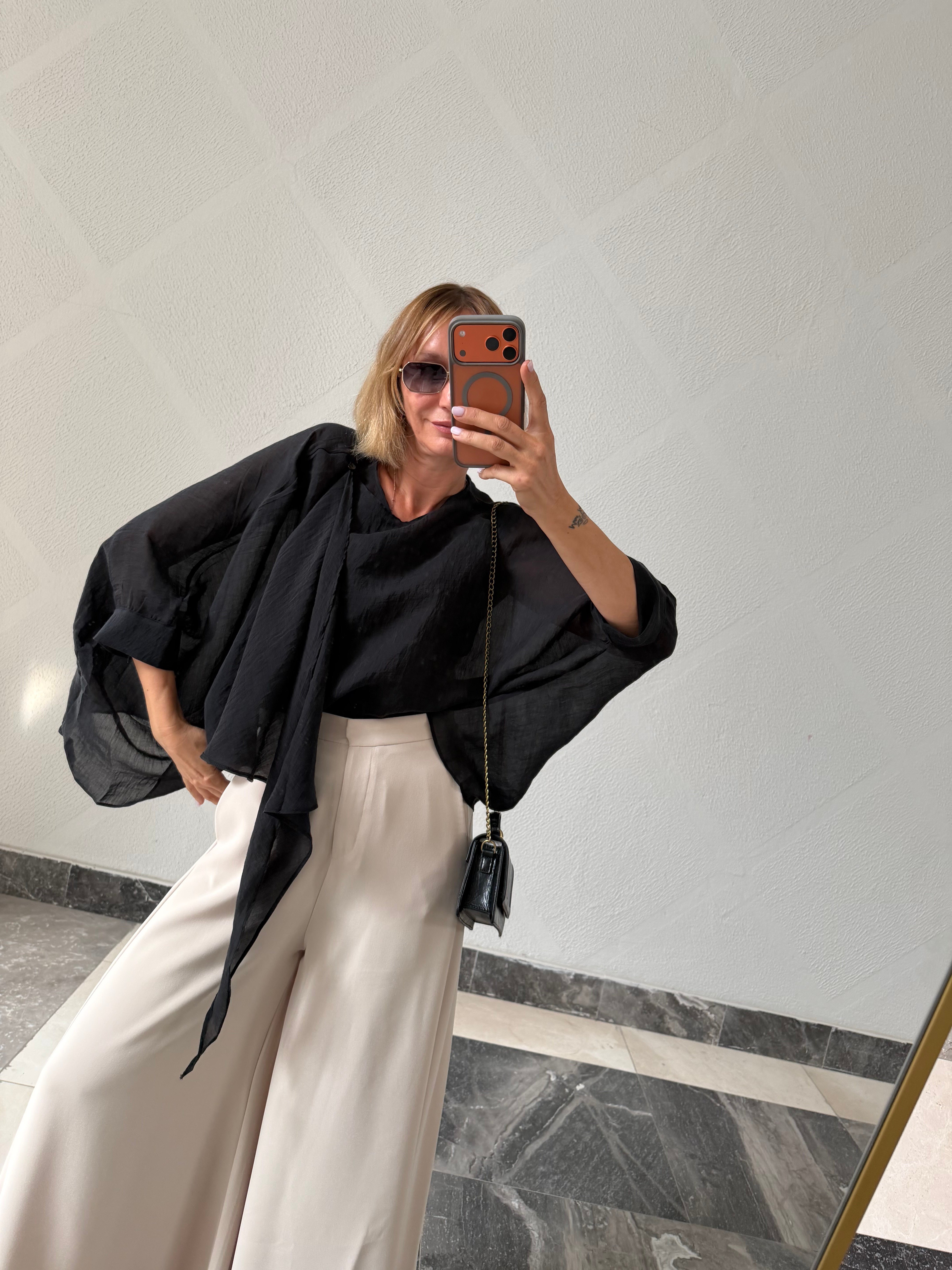 Tül Siyah Düğme Detaylı Bluz