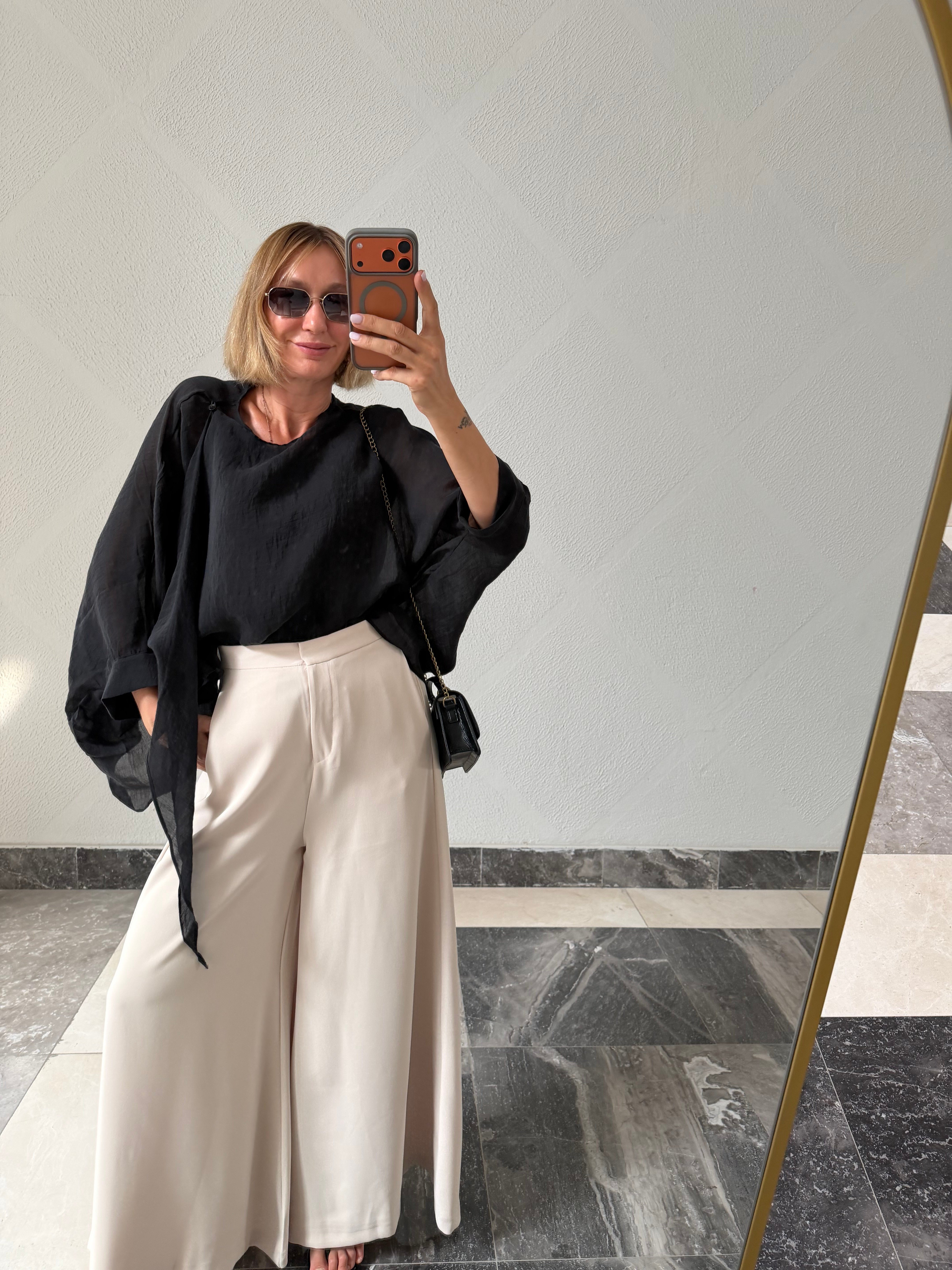Tül Siyah Düğme Detaylı Bluz