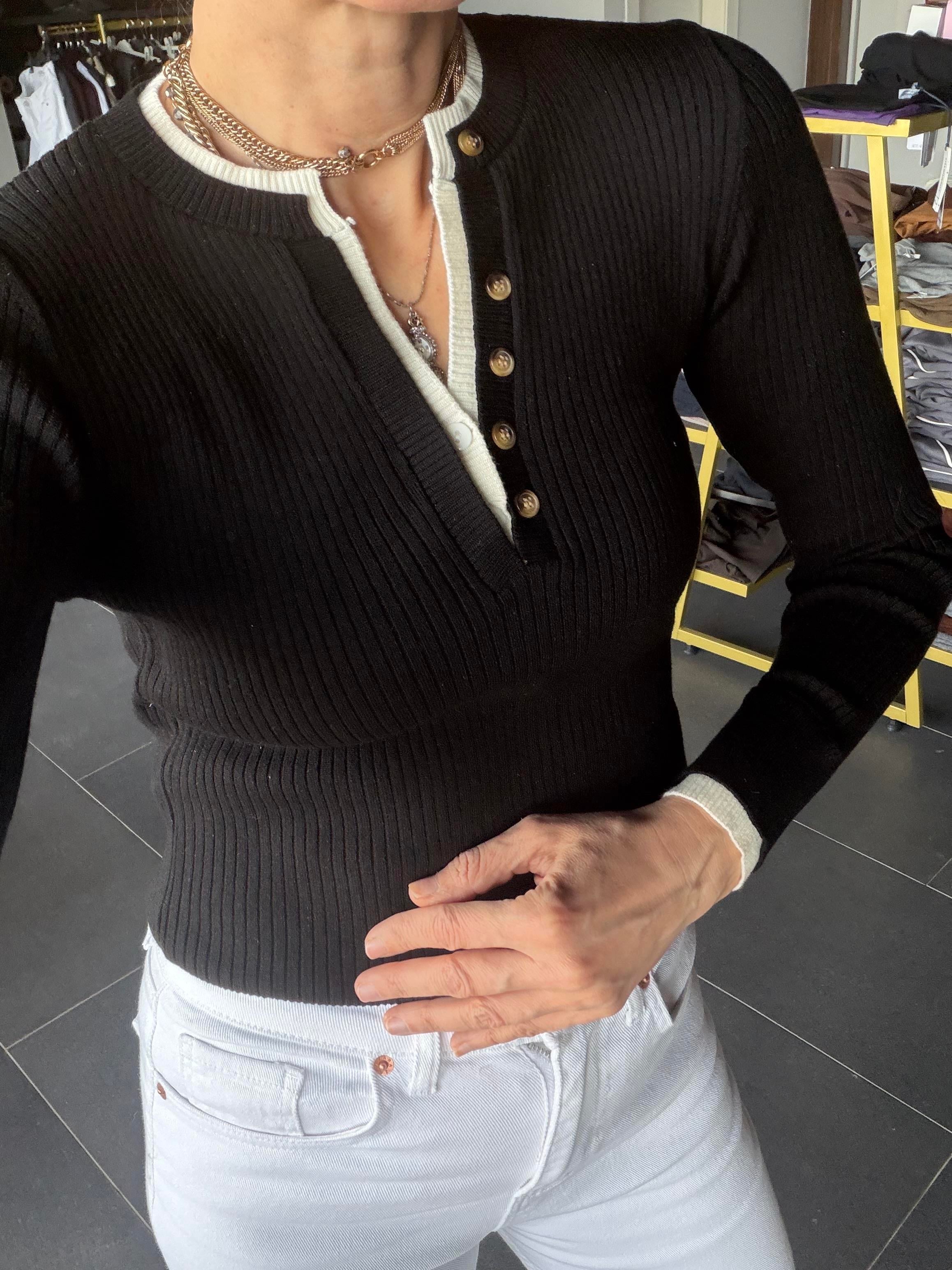 V Çift Yaka Siyah Triko