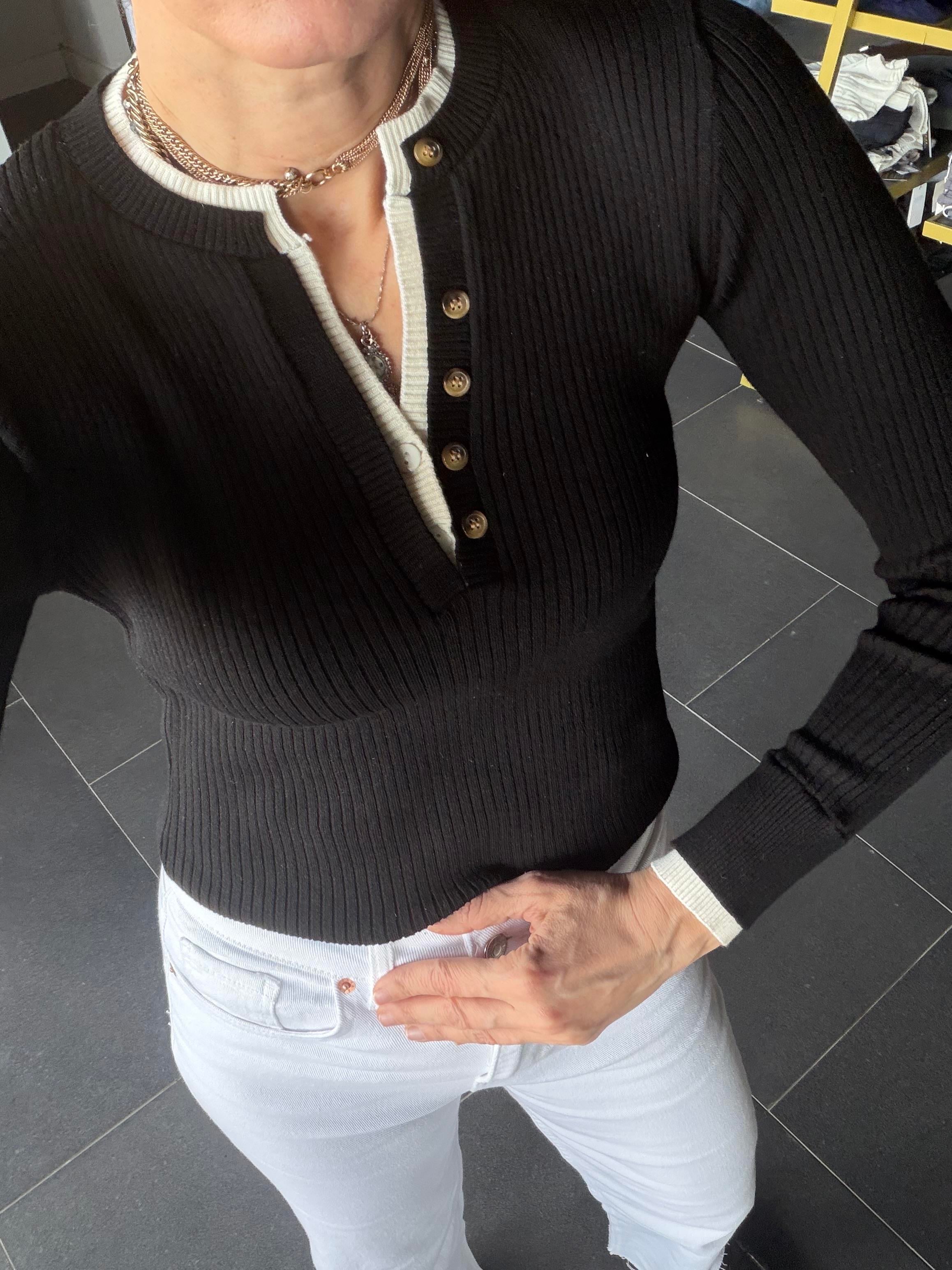 V Çift Yaka Siyah Triko